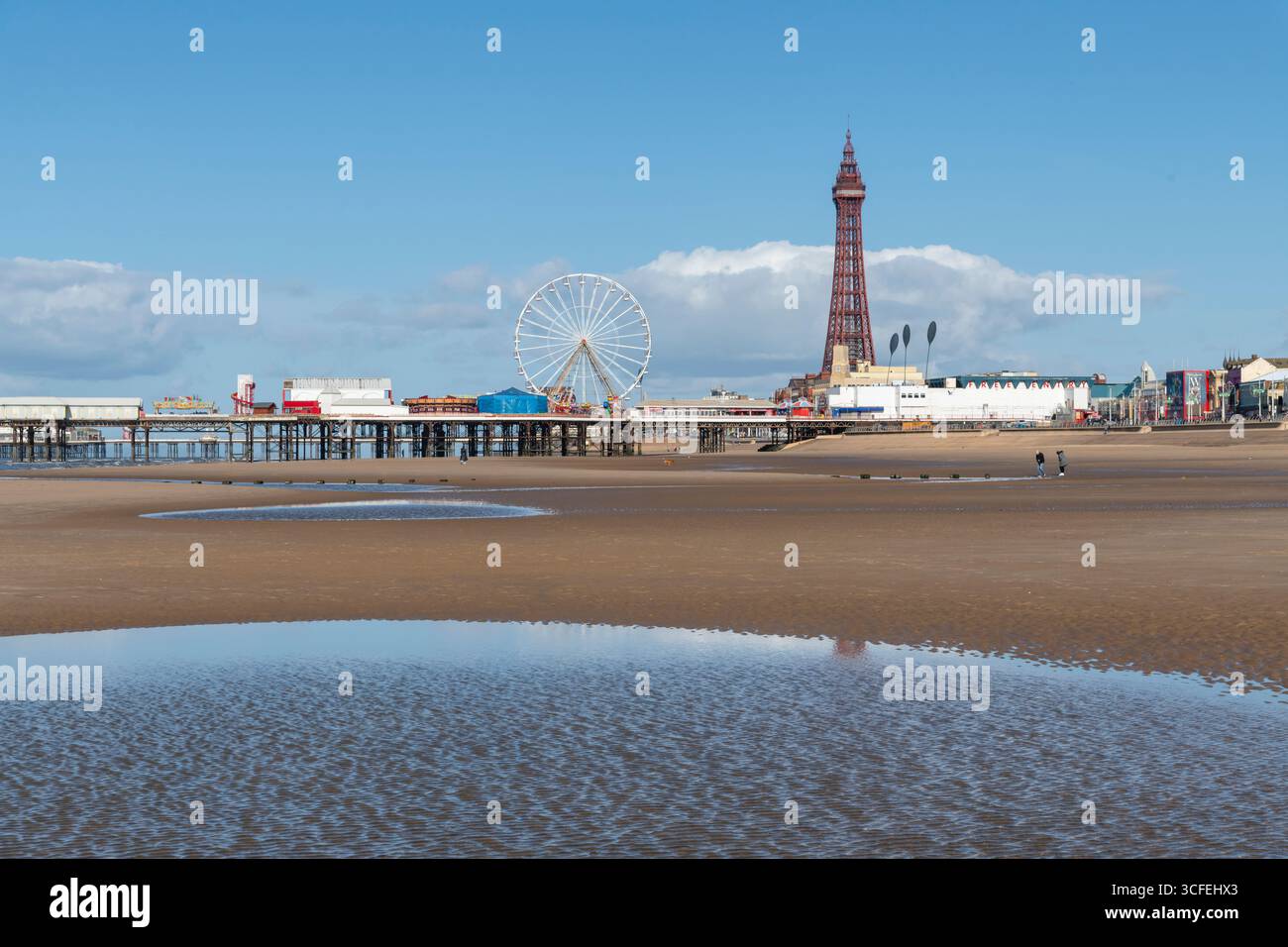 Blackpool Tower e Central Pier, Lancashire, Inghilterra Foto Stock