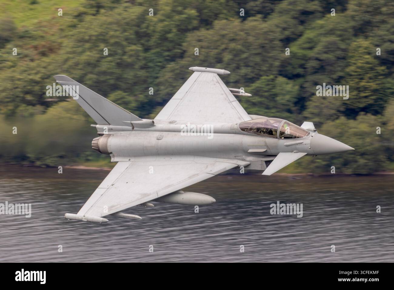 RAF Eurofighter Typhoon in volo, un caccia polivalente della Royal Air Force che vola nel cielo del Regno Unito. Foto Stock