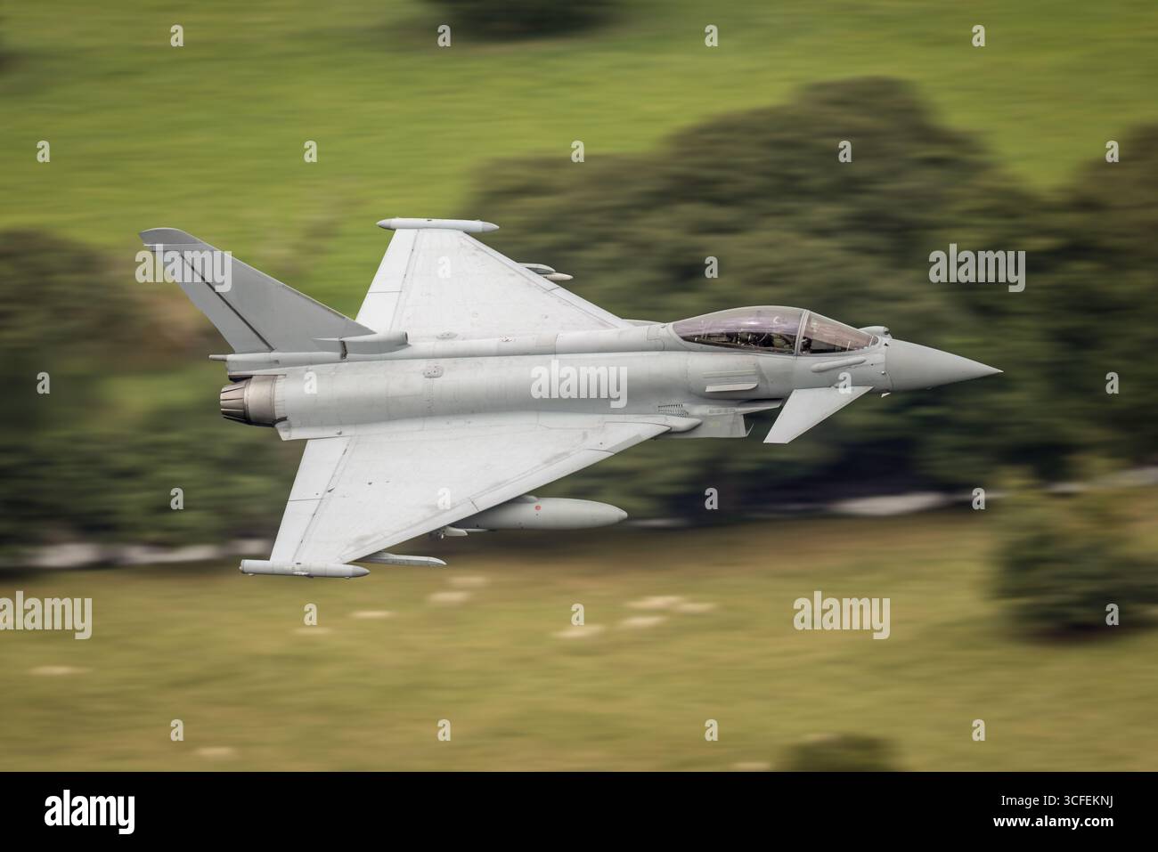 RAF Eurofighter Typhoon in volo, un caccia polivalente della Royal Air Force che vola nel cielo del Regno Unito. Foto Stock