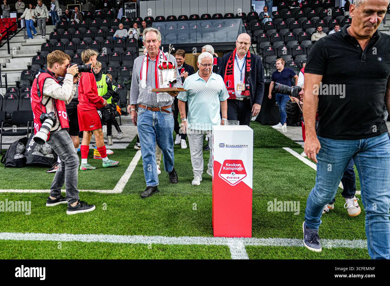 Helmond, Paesi Bassi. 22 agosto 2025. HELMOND, PAESI BASSI - 22 AGOSTO: Helmond Sport riceve il casco d'argento come trofeo durante la partita olandese Keuken Kampioen Divisie tra Helmond Sport e FC Emmen al GS Staalwerken Stadion il 22 agosto 2025 ad Helmond, Paesi Bassi. (Foto di Gabriel Calvino Alonso/Orange Pictures) credito: Orange Pics BV/Alamy Live News Foto Stock