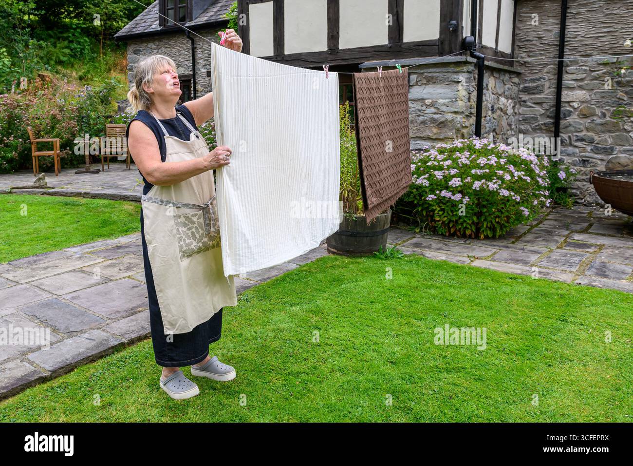 Appendere la biancheria su una linea Foto Stock