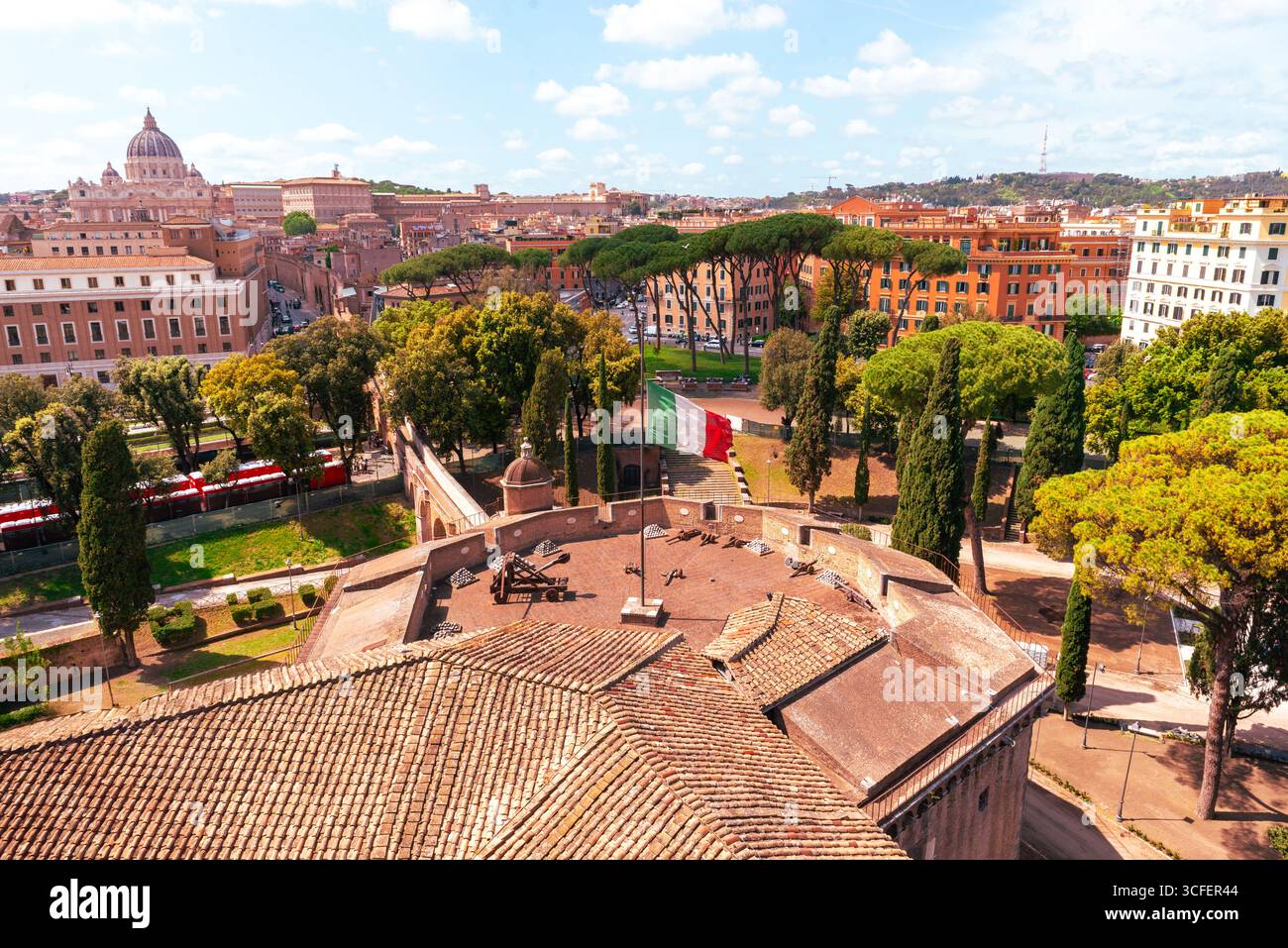 Vista panoramica della città del Vaticano e di Roma, con la cupola della Basilica di San Pietro e lussureggianti alberi verdi in primo piano Foto Stock Vista panoramica della città del Vaticano e di Roma, con la cupola della Basilica di San Pietro e lussureggianti alberi verdi in primo piano Foto Stock