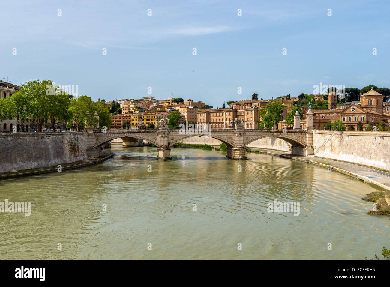 Ponte panoramico in pietra Sant'Angelo sul fiume Tevere a Roma, Italia, con edifici colorati sullo sfondo Foto Stock Ponte panoramico in pietra Sant'Angelo sul fiume Tevere a Roma, Italia, con edifici colorati sullo sfondo Foto Stock