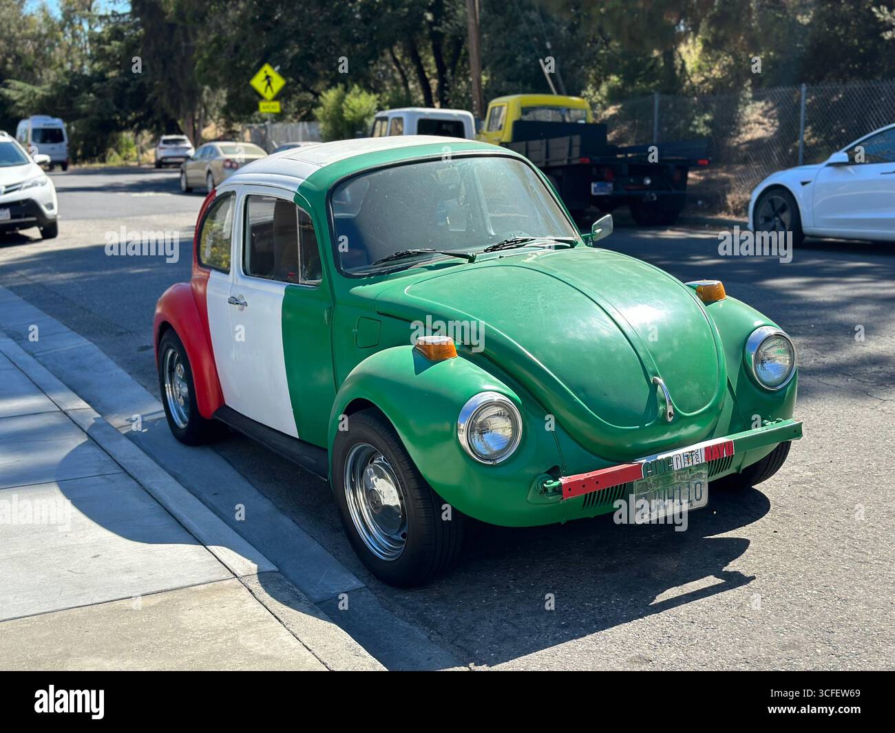 Classico Maggiolino Volkswagen dipinto con colori della bandiera messicana Foto Stock