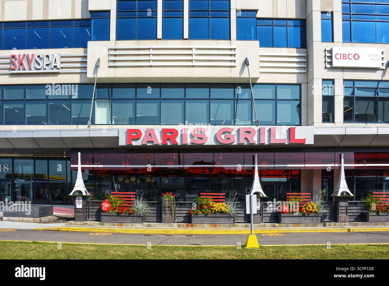 Quebec City, Canada - 8 agosto 2025: Paris Grill, su Laurier Boulevard, è descritta come la brasserie francese urbana del Quebec con un'atmosfera parigina. Foto Stock