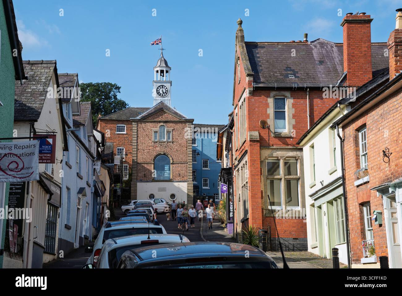 Una vista su High Street verso il municipio, il castello dei vescovi, lo Shropshire, Inghilterra Foto Stock