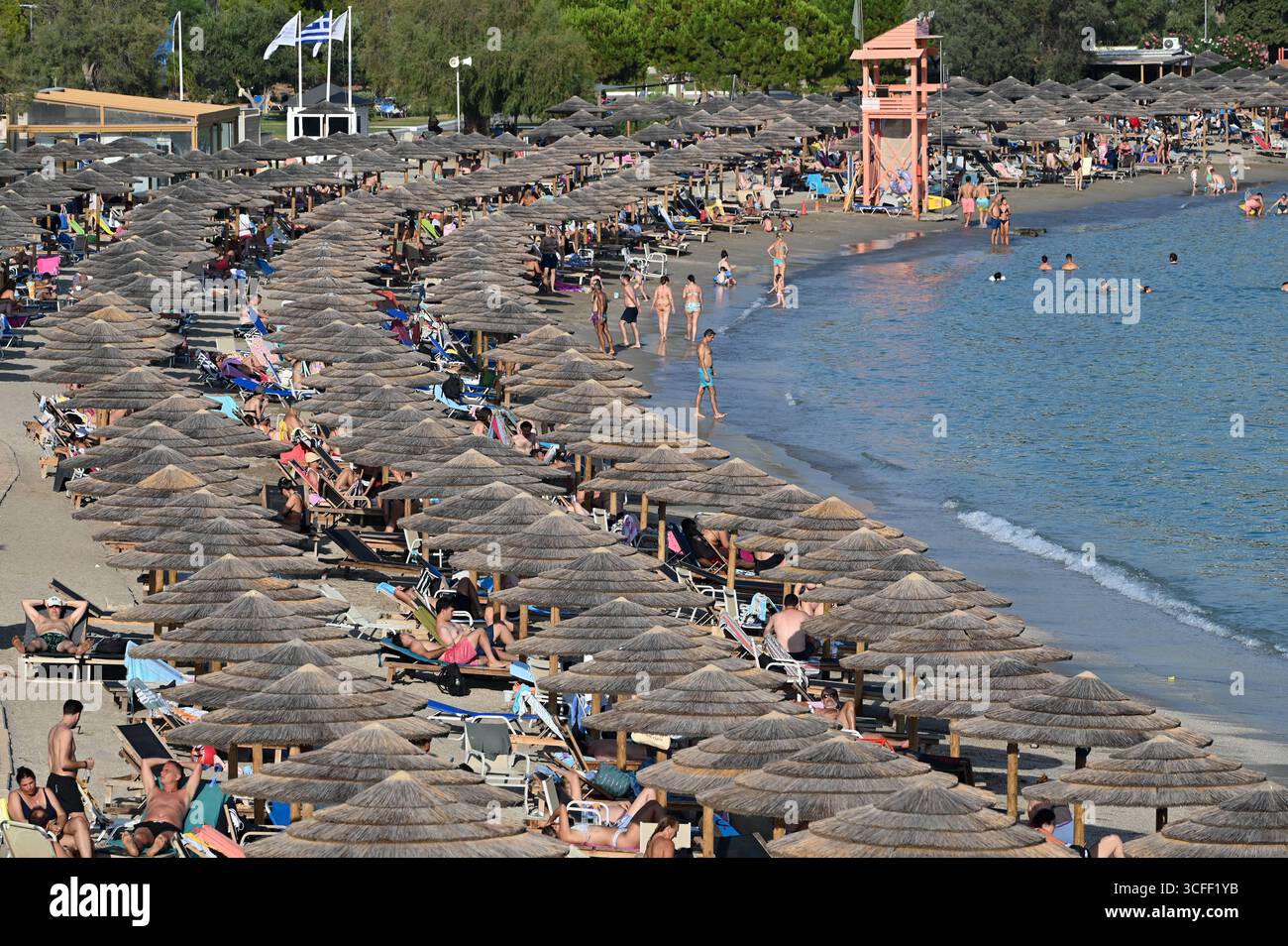 Folle di persone si recano sulle spiagge mentre una mini ondata di calore colpisce Atene folle di persone cercano di rinfrescarsi sulla spiaggia di Vouliagmeni vicino ad Atene mentre una mini ondata di calore colpisce la Grecia. Atene Grecia Copyright: XNicolasxKoutsokostasxNicolasxKoutsokostasx DSC 202508220562 Foto Stock