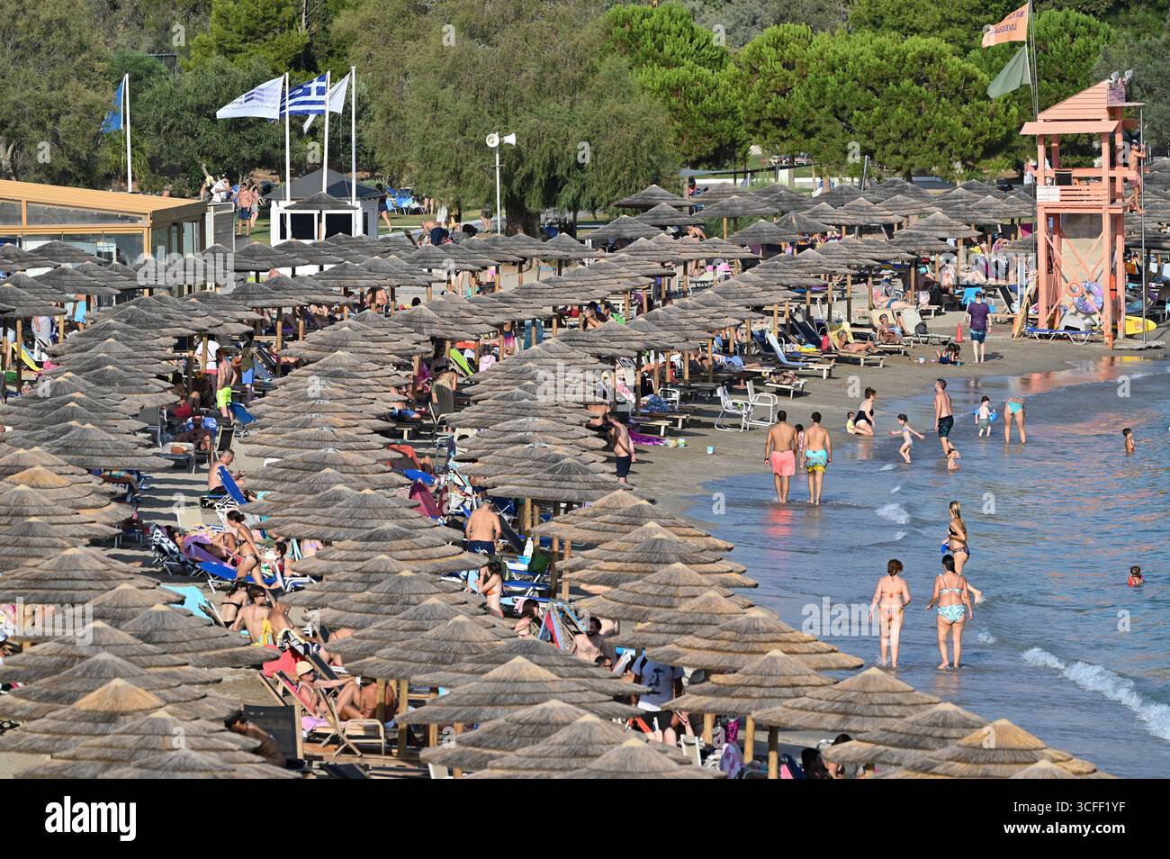 Folle di persone si recano sulle spiagge mentre una mini ondata di calore colpisce Atene folle di persone cercano di rinfrescarsi sulla spiaggia di Vouliagmeni vicino ad Atene mentre una mini ondata di calore colpisce la Grecia. Atene Grecia Copyright: XNicolasxKoutsokostasxNicolasxKoutsokostasx DSC 202508220531 Foto Stock