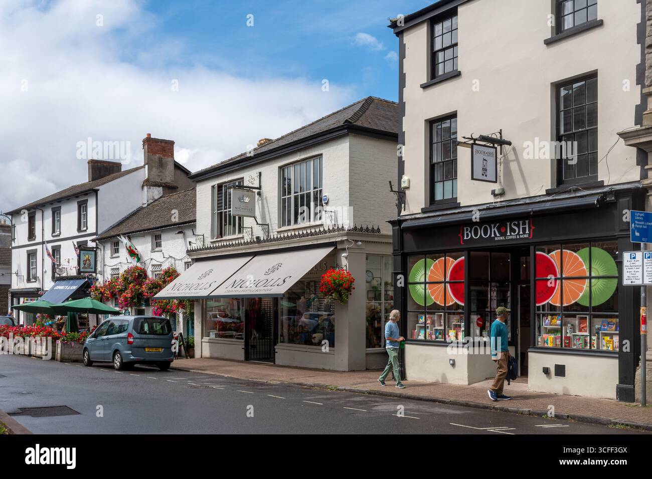 Veduta della Crickhowell High Street, un'attraente cittadina nella valle di Usk ai margini del Parco Nazionale dei Brecon Beacons, Powys, Galles del Sud, Regno Unito Foto Stock