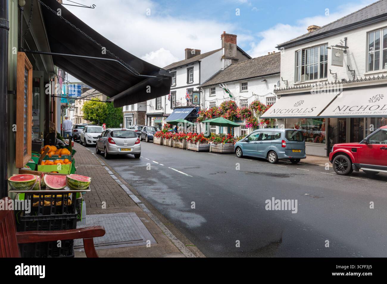 Veduta della Crickhowell High Street, un'attraente cittadina nella valle di Usk ai margini del Parco Nazionale dei Brecon Beacons, Powys, Galles del Sud, Regno Unito Foto Stock