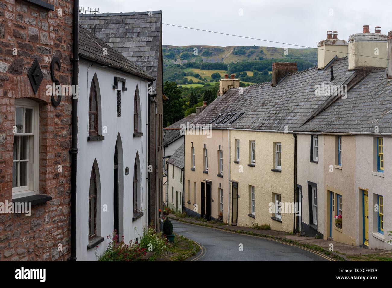 Vista degli attraenti cottage lungo Bridge Street a Crickhowell, Powys, Galles del Sud, Regno Unito Foto Stock
