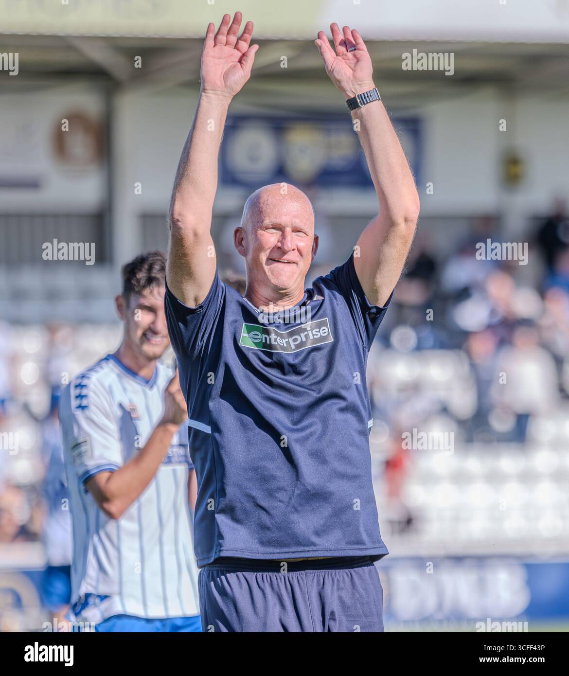 Hartlepool, Inghilterra – 16/08/25: Il manager dell'Hartlepool United Simon Grayson applaude i tifosi dopo una vittoria della National League al Victoria Park. Foto Stock