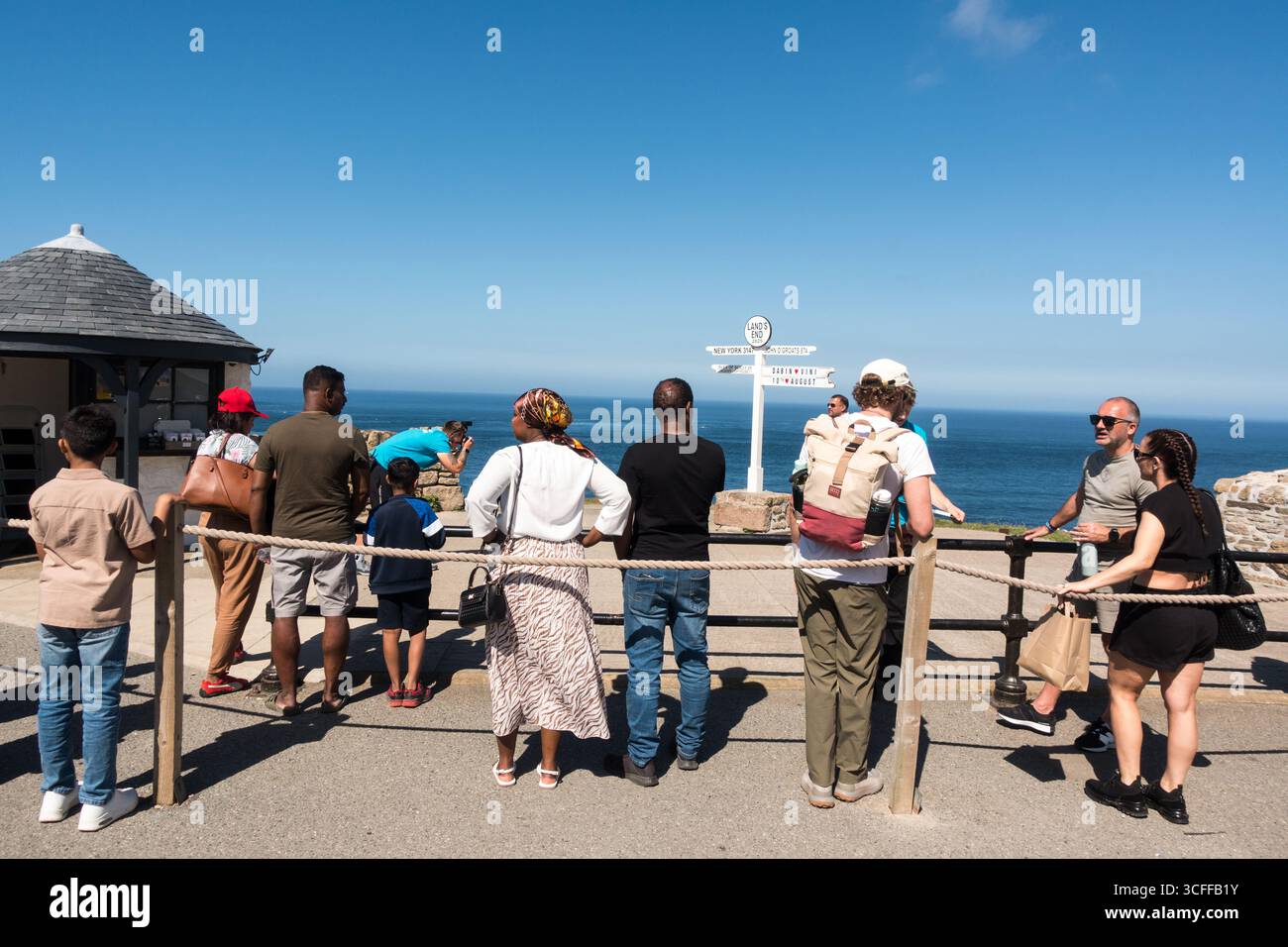 Persone in coda al cartello Land's End per scattare fotografie Foto Stock