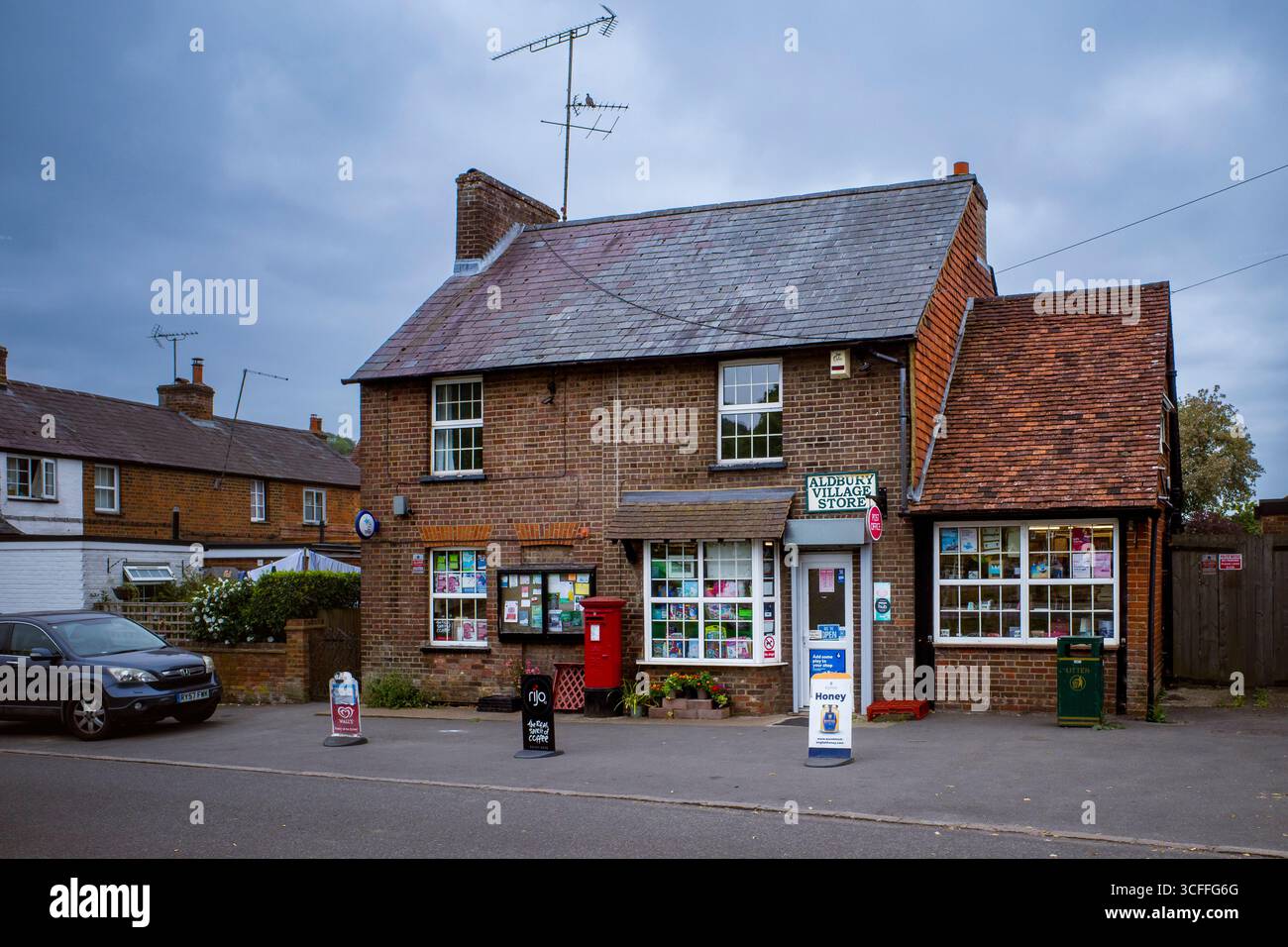 Aldbury Village Store, vicino a Tring, The Chilterns, un tipico negozio rurale e ufficio postale in un edificio tardo vittoriano Foto Stock