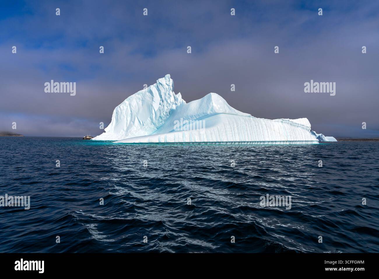 Iceberg e barca vicino a Nanortalik, Groenlandia. Foto Stock