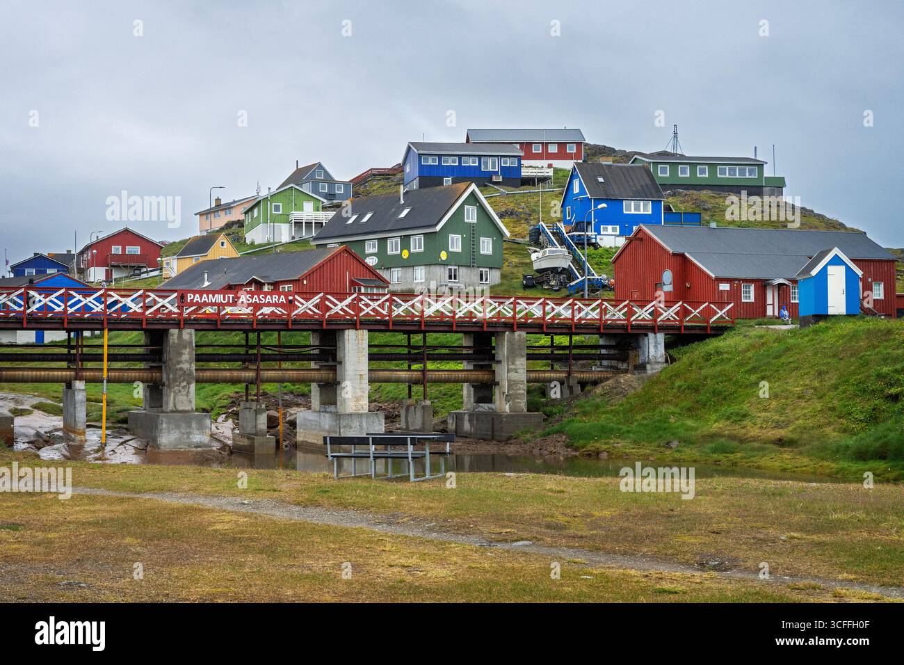 Ponte pedonale a Paamiut, Groenlandia. Foto Stock