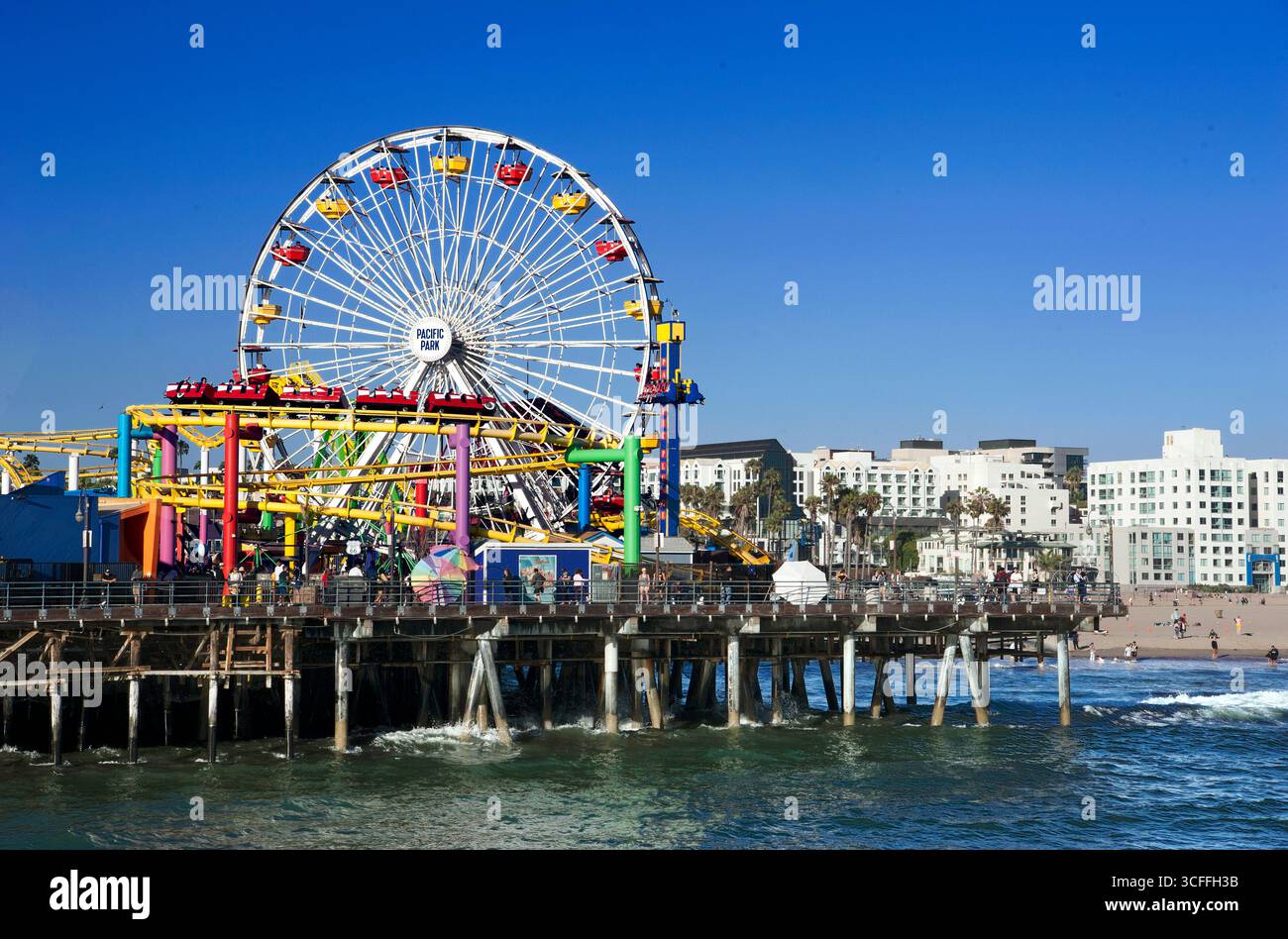 La ruota panoramica e le montagne russe cavalcano al Pacific Park sul molo di Santa Monica Pier, Santa Monica, California, USA Foto Stock