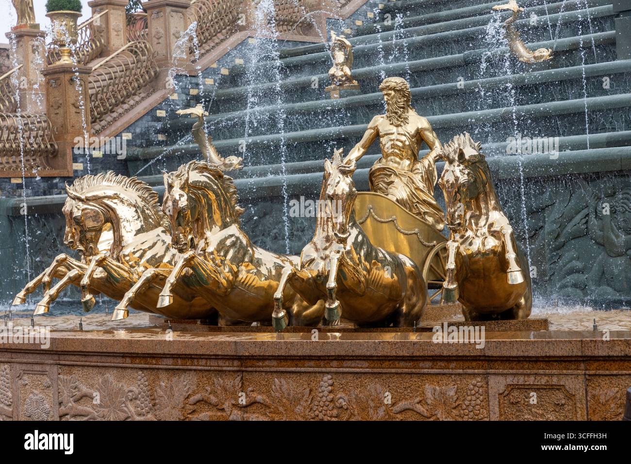 Statue dorate di cavalli e dei nel parco a tema del Vietnam chiamato Ba na Hills Foto Stock