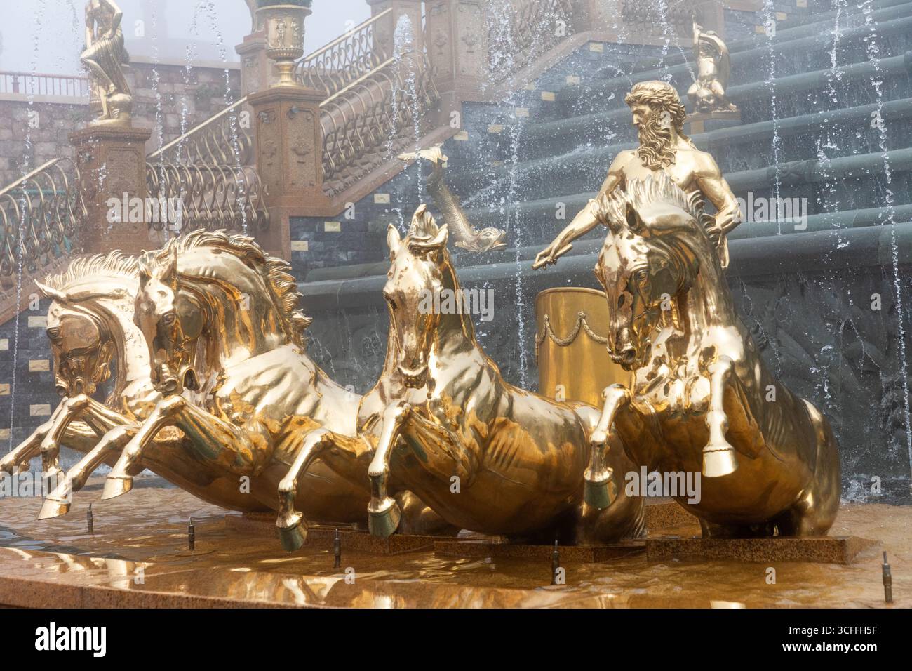 Statue dorate di cavalli e dei nel parco a tema del Vietnam chiamato Ba na Hills Foto Stock