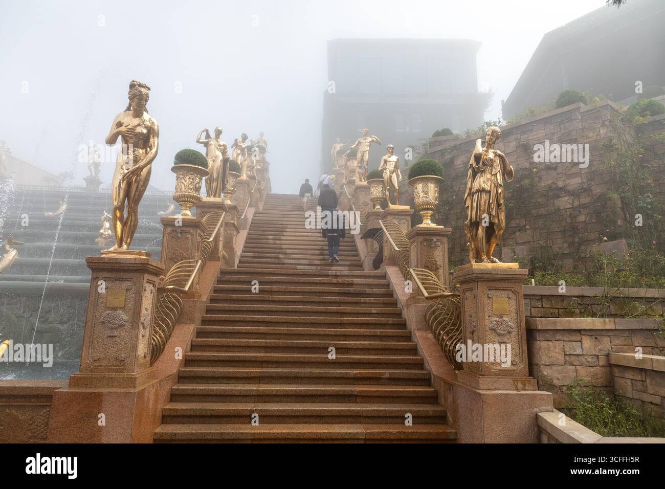 Statue dorate di cavalli e dei nel parco a tema del Vietnam chiamato Ba na Hills Foto Stock