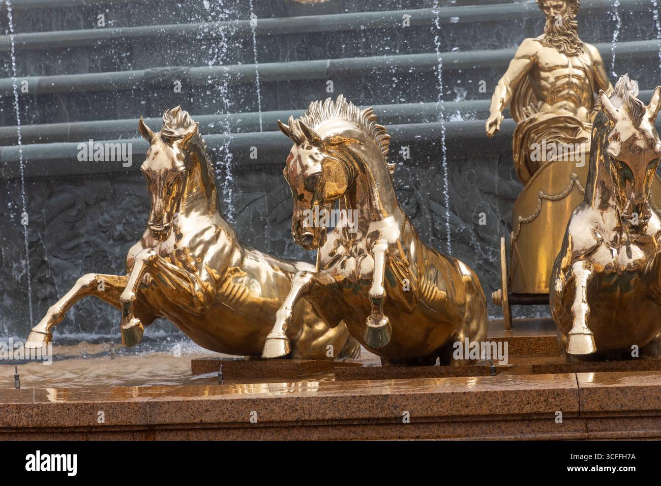 Statue dorate di cavalli e dei nel parco a tema del Vietnam chiamato Ba na Hills Foto Stock