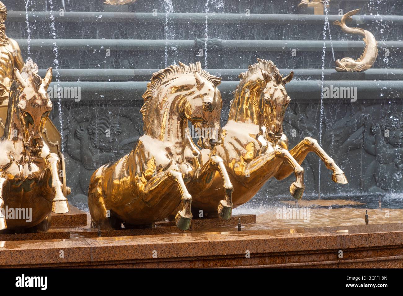 Statue dorate di cavalli e dei nel parco a tema del Vietnam chiamato Ba na Hills Foto Stock