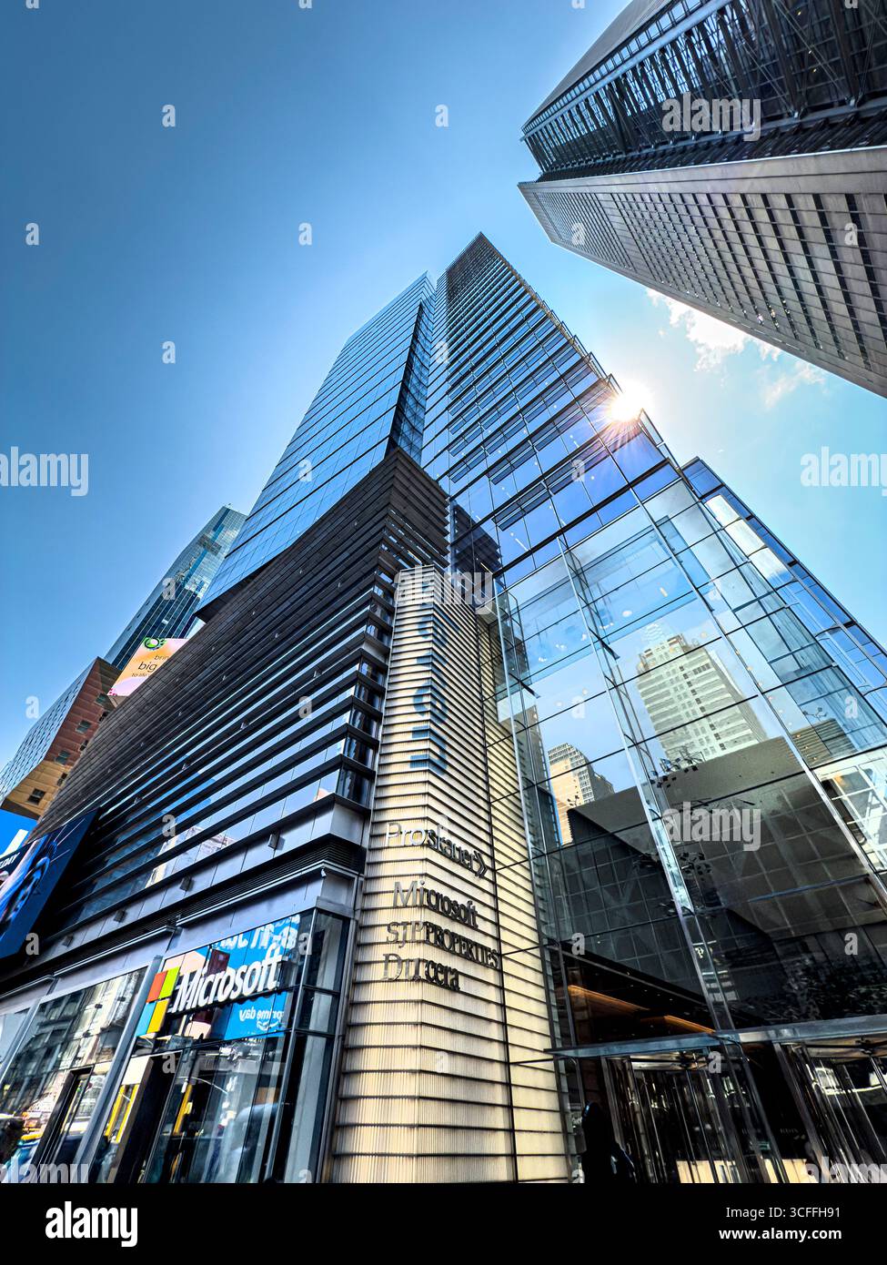 Eleven Times Square, esterno dell'edificio, vista ad angolo basso, 640 Eighth Avenue, Manhattan, New York, New York, Stati Uniti Foto Stock