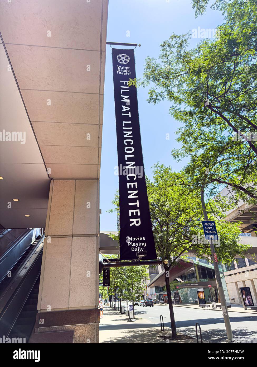 Walter Reade Theater, Film al Lincoln Center, Samuel B. & David Rose Building, esterno dell'edificio e scena di strada, West 65th Street, Manhattan, New Yo Foto Stock