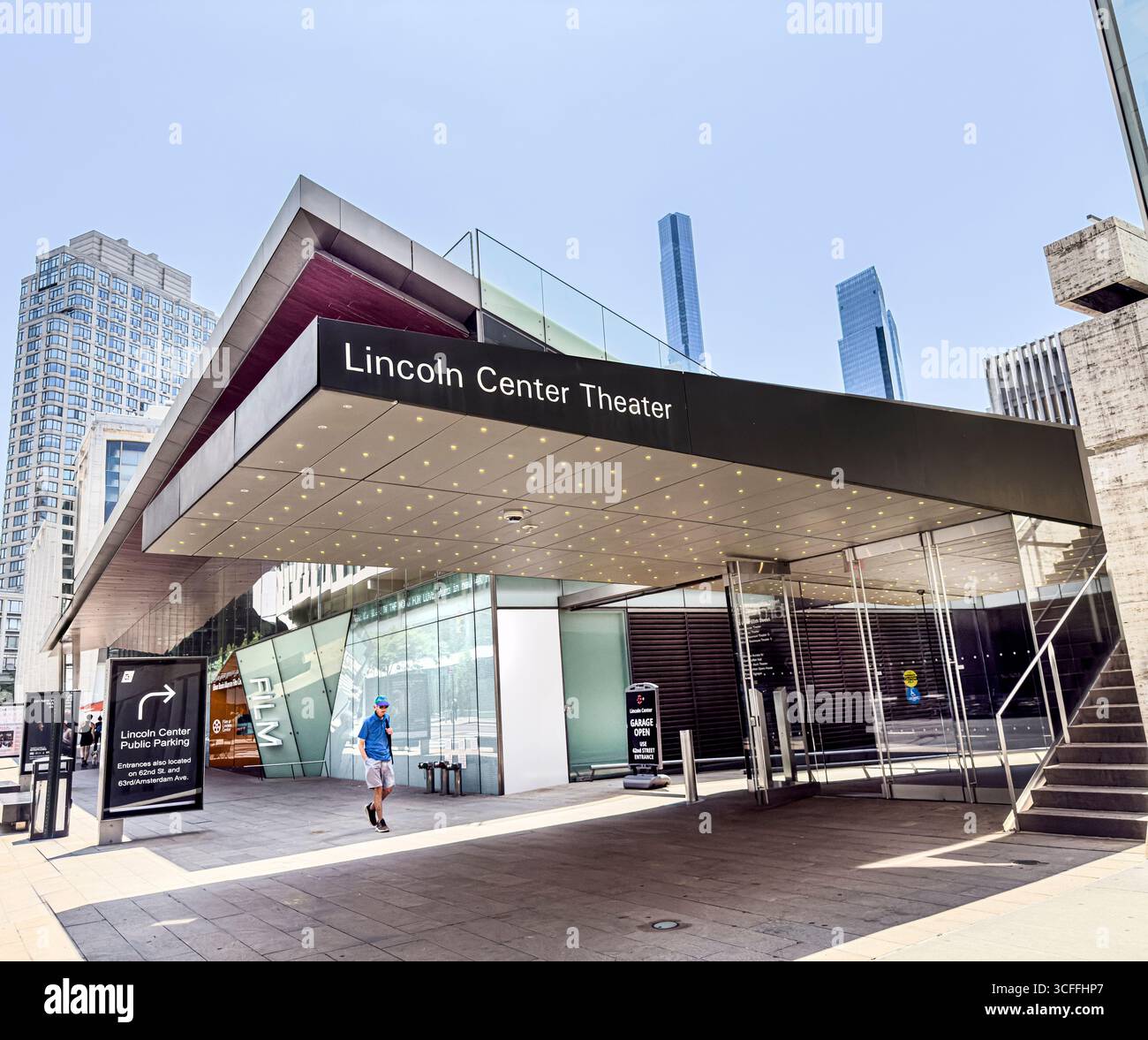 Scena del Lincoln Center Theater con tenda e marciapiede con Elinor Bunin Monroe Film Center sullo sfondo, West 65th Street, Manhattan, New York City, New Y Foto Stock