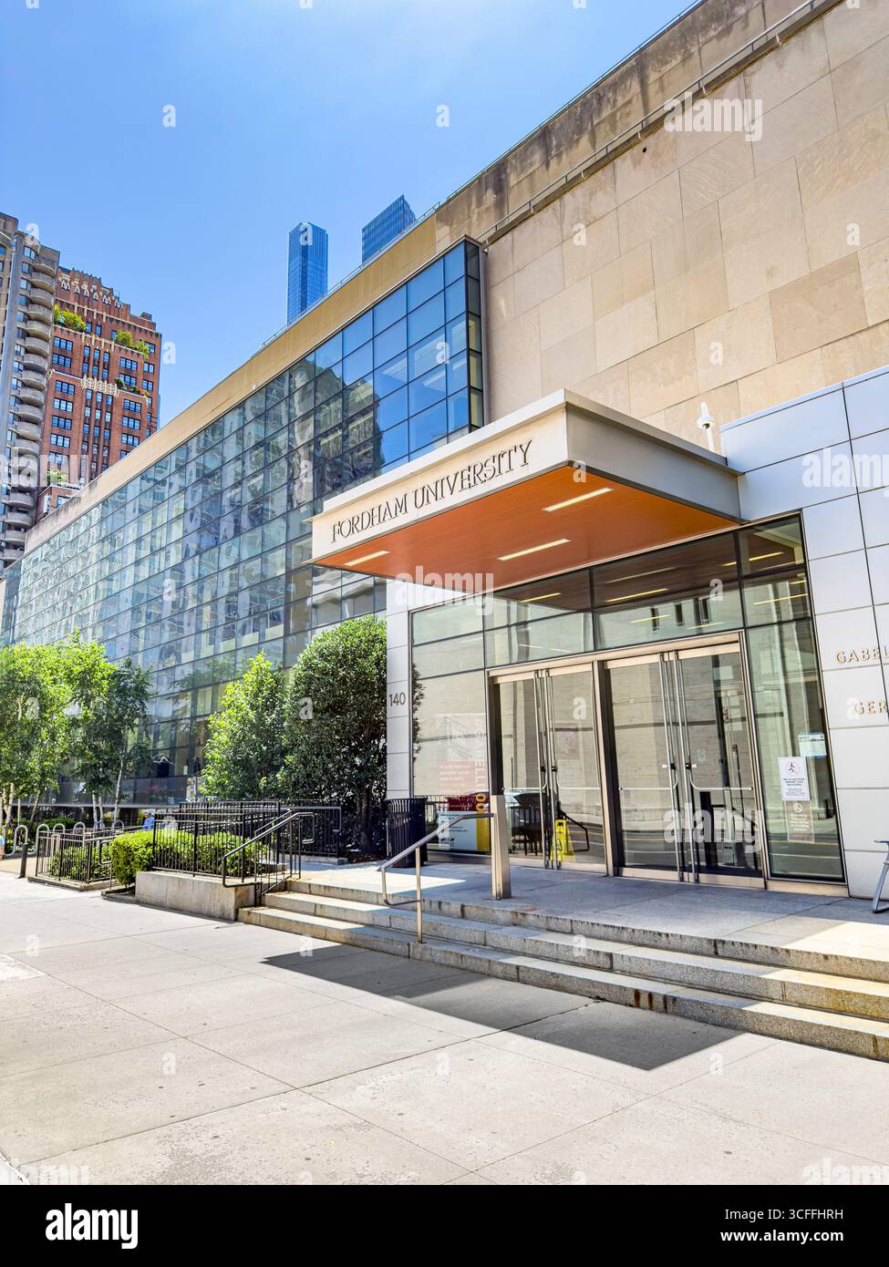 Fordham University, Gabelli School of Business, Student Affairs e Gerald M. Quinn Library, ingresso edificio, 150 West 62nd Street, Manhattan, New Y Foto Stock
