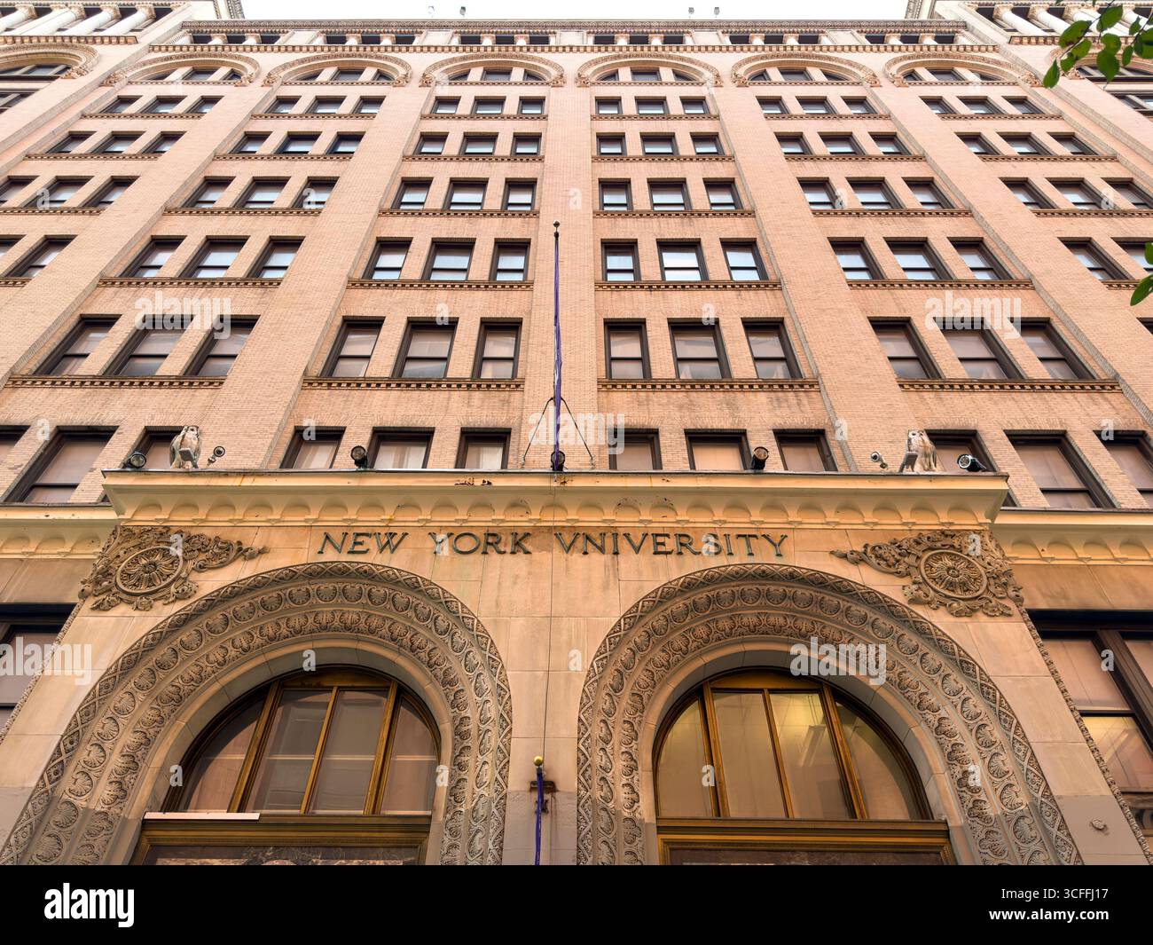 New York University, Henry Kaufman Management Center, esterno dell'edificio, vista ad angolo basso, Greenwich Village, Manhattan, New York, New York, Stati Uniti Foto Stock