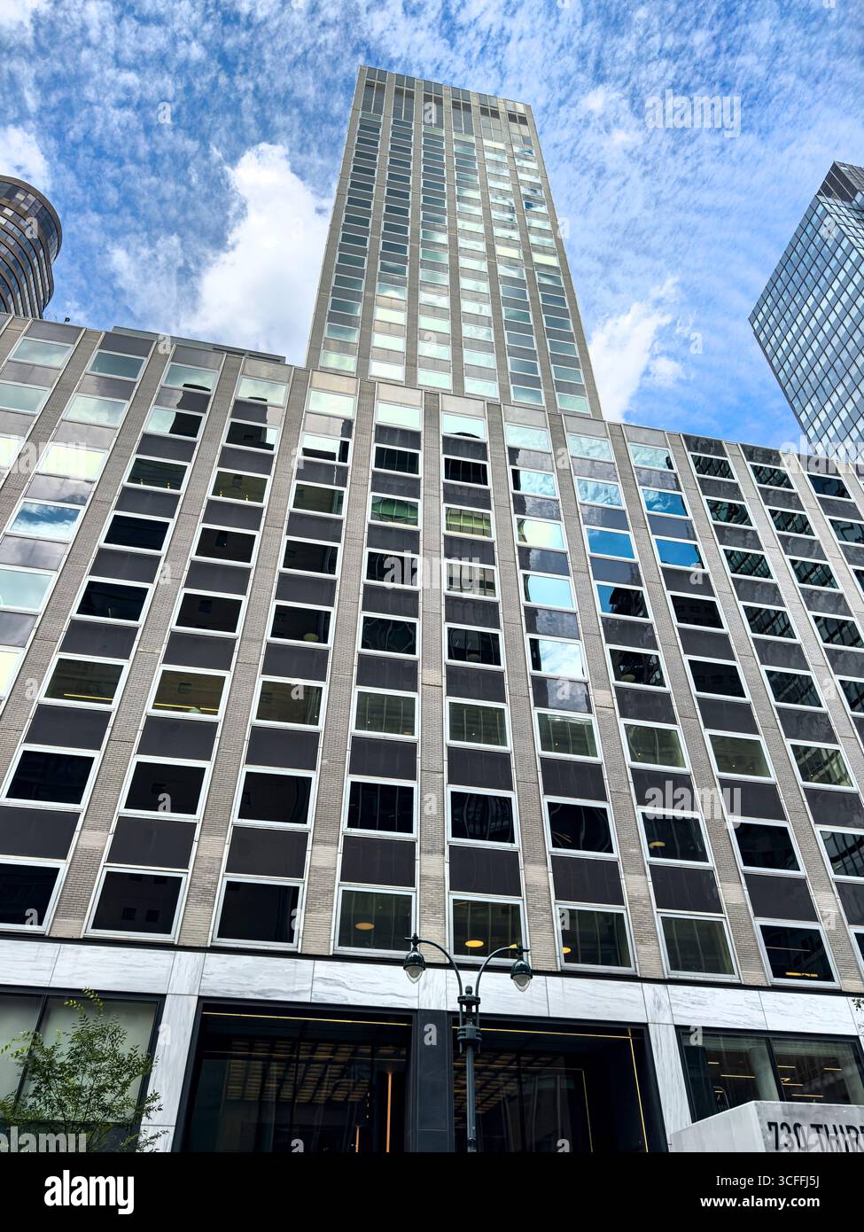 Edificio per uffici TIAA e Nuveen, esterno dell'edificio, vista ad angolo basso, 730 Third Avenue, Manhattan, New York, New York, Stati Uniti Foto Stock