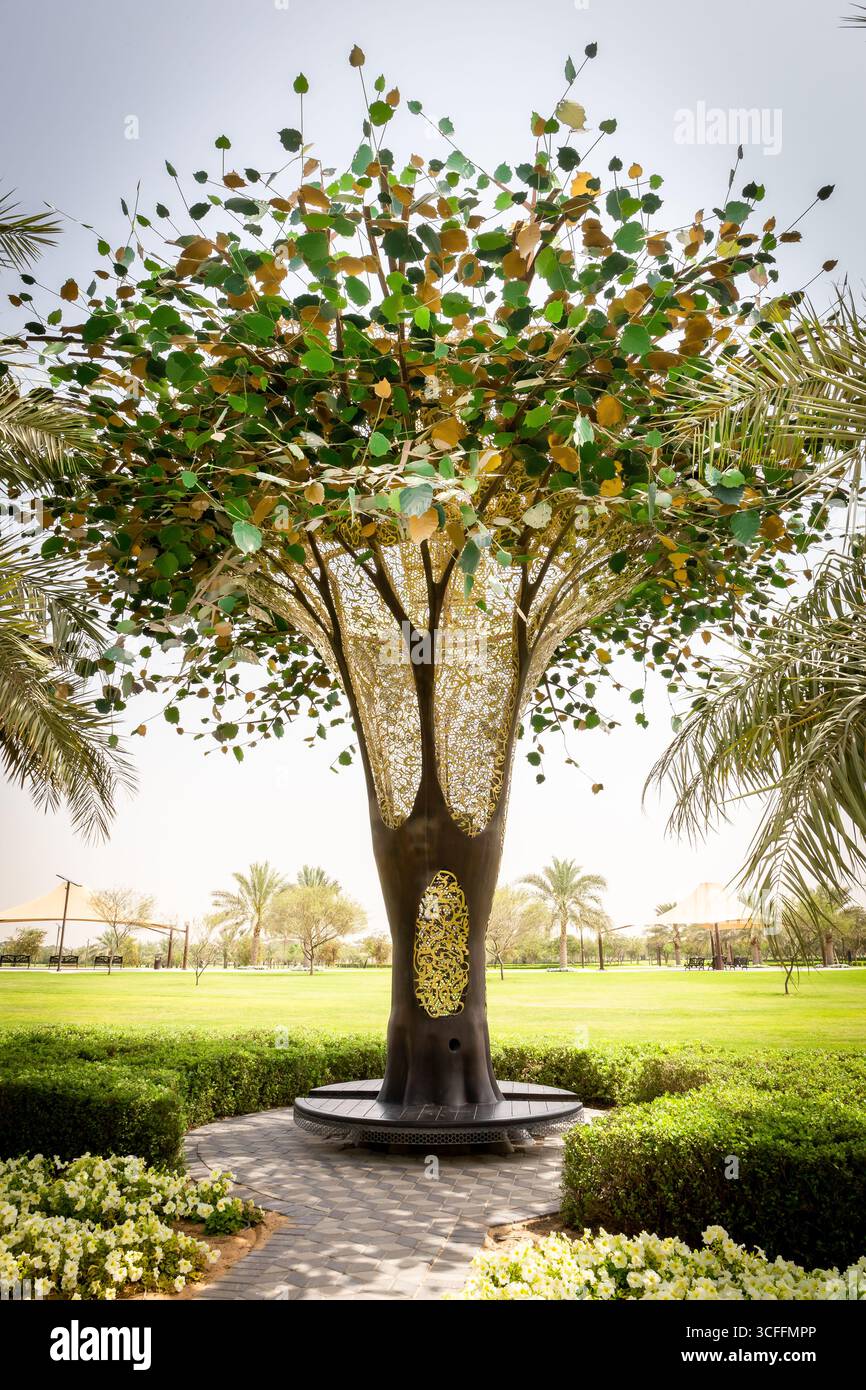 Dubai, Emirati Arabi Uniti, 02.02.21. Scultura "albero della vita" nel Parco del Corano, Dubai, Emirati Arabi Uniti. Fico sacro (Ficus religiosa) albero con iscrizioni e ornamenti islamici Foto Stock
