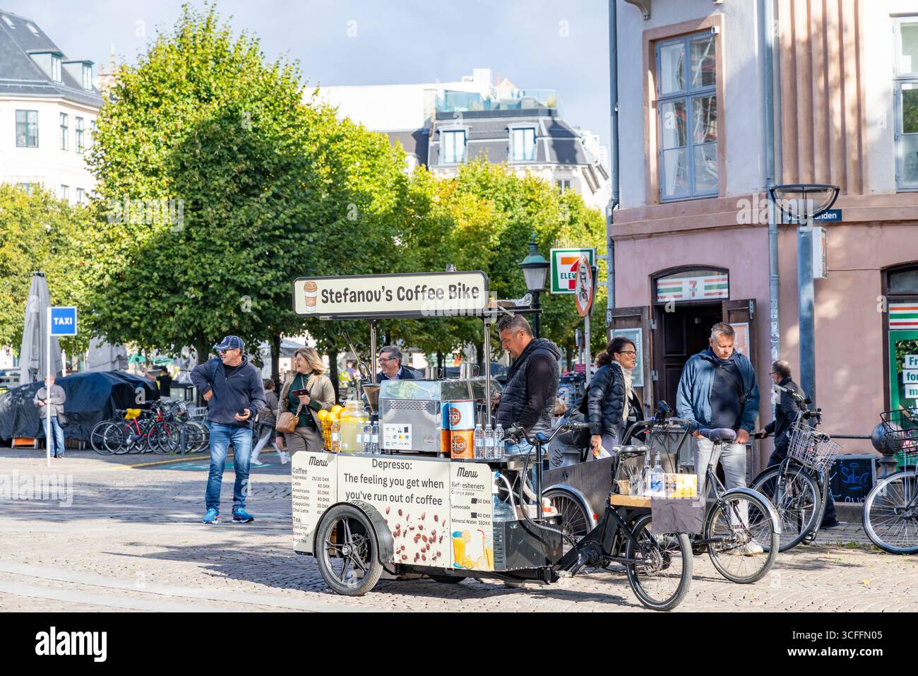 Copenhagen, Danimarca, Stefanou's Coffee bike, rivenditore mobile Coffee Street all'esterno di 7 undici punti vendita a Copenhagen, Europa Foto Stock