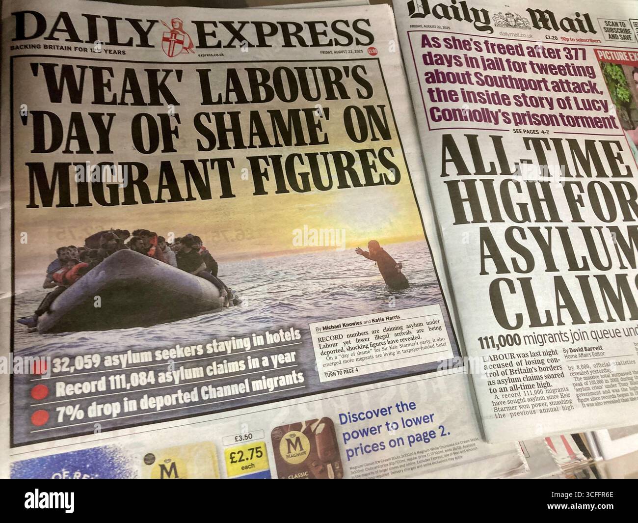 I giornali tabloid britannici incolpano il debole governo laburista che ha perso il controllo sulle piccole imbarcazioni illegali Foto Stock