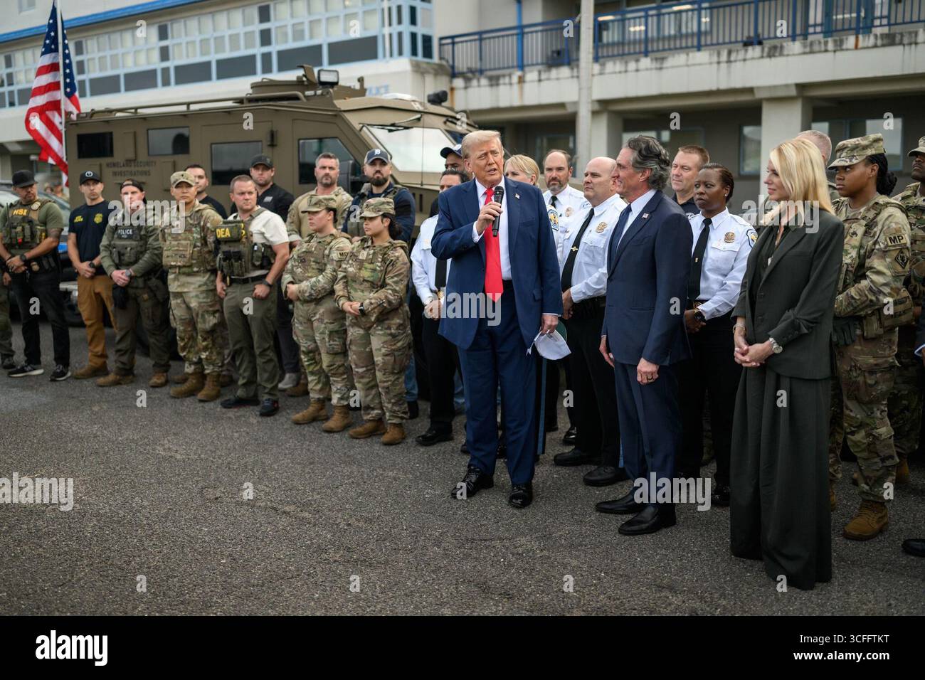 Il presidente Donald J. Trump visita la U.S. Park Police Anacostia Operations Facility a Washington, D.C., il 21 agosto 2025, per ringraziare i membri della Guardia Nazionale e le forze dell'ordine federali per il loro ruolo nell'ondata anti-crimine della città. Circondato da personale della DEA, dell'ATF, dell'FBI e del servizio dei Marshal degli Stati Uniti, Trump esprime commenti lodando i loro sforzi per ripristinare la sicurezza e l'ordine. Per gentile concessione della Casa Bianca. Foto Stock
