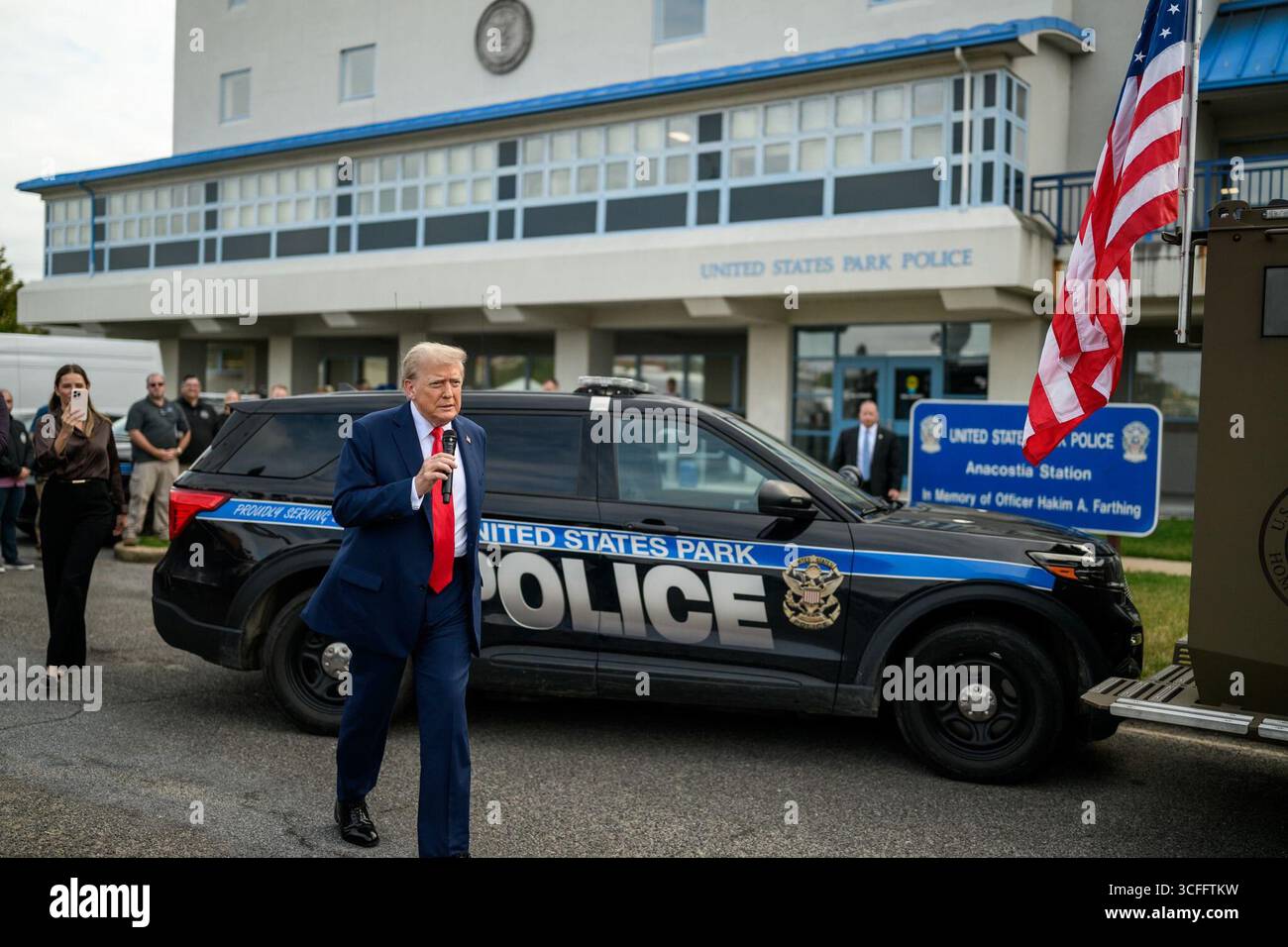 Il presidente Donald J. Trump visita la U.S. Park Police Anacostia Operations Facility a Washington, D.C., il 21 agosto 2025, per ringraziare i membri della Guardia Nazionale e le forze dell'ordine federali per il loro ruolo nell'ondata anti-crimine della città. Circondato da personale della DEA, dell'ATF, dell'FBI e del servizio dei Marshal degli Stati Uniti, Trump esprime commenti lodando i loro sforzi per ripristinare la sicurezza e l'ordine. Per gentile concessione della Casa Bianca. Foto Stock