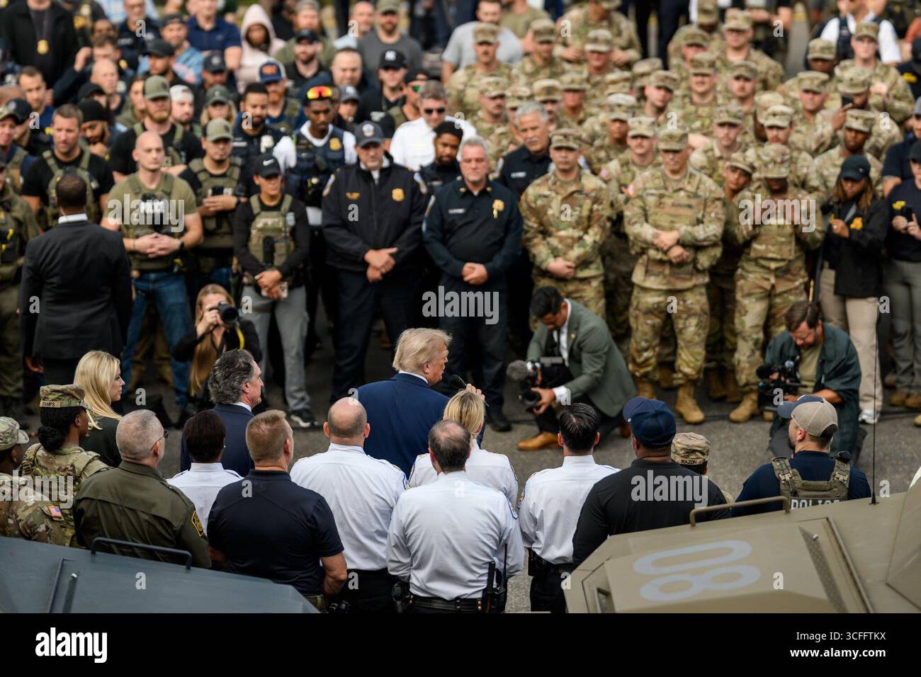 Il presidente Donald J. Trump parla fuori dalla stazione di Anacostia della polizia del parco degli Stati Uniti a Washington, D.C., il 21 agosto 2025, durante una visita per ringraziare le forze dell'ordine per il loro ruolo nell'ondata anti-crimine della città. Davanti a un veicolo della polizia marcato e alla bandiera americana, Trump si rivolge agli ufficiali e ai membri della comunità riuniti alla stazione. Per gentile concessione della Casa Bianca. Foto Stock