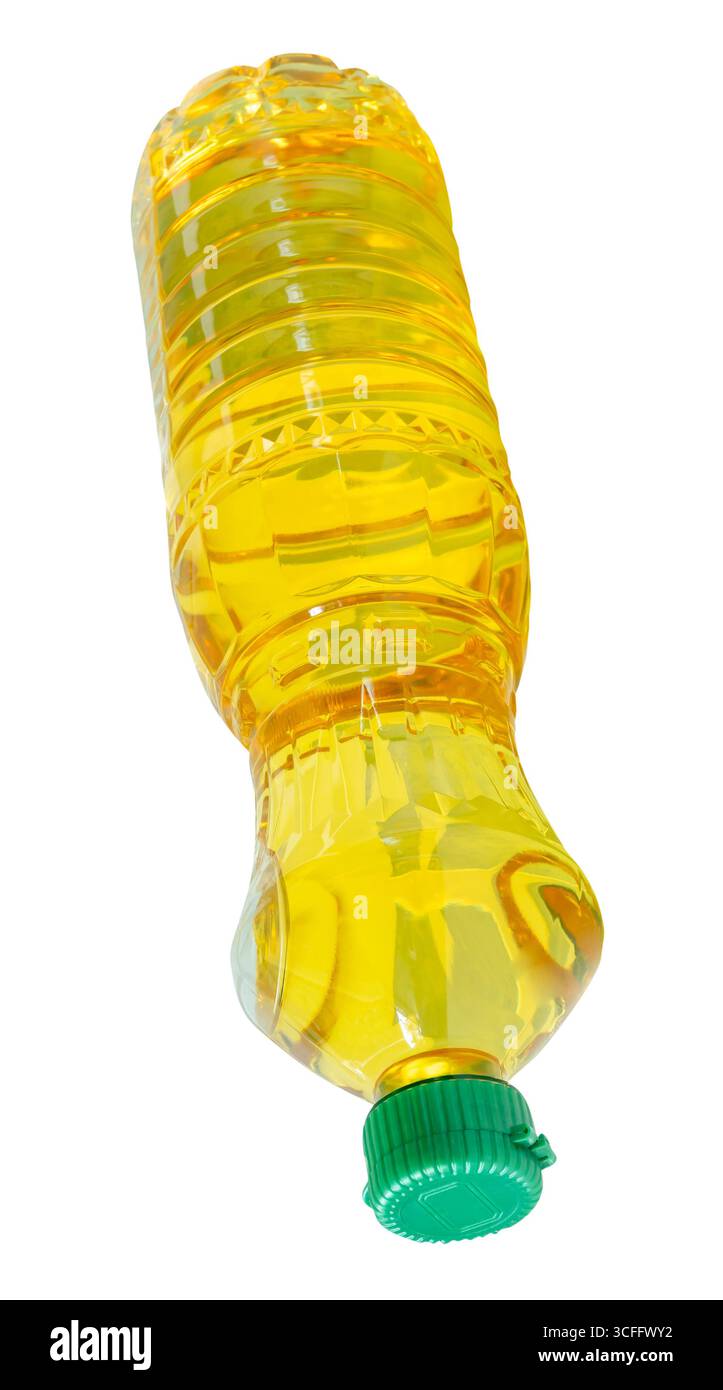 L'olio da cucina o l'olio vegetale in una bottiglia di plastica trasparente è isolato su sfondo bianco con percorso di ritaglio. Foto Stock