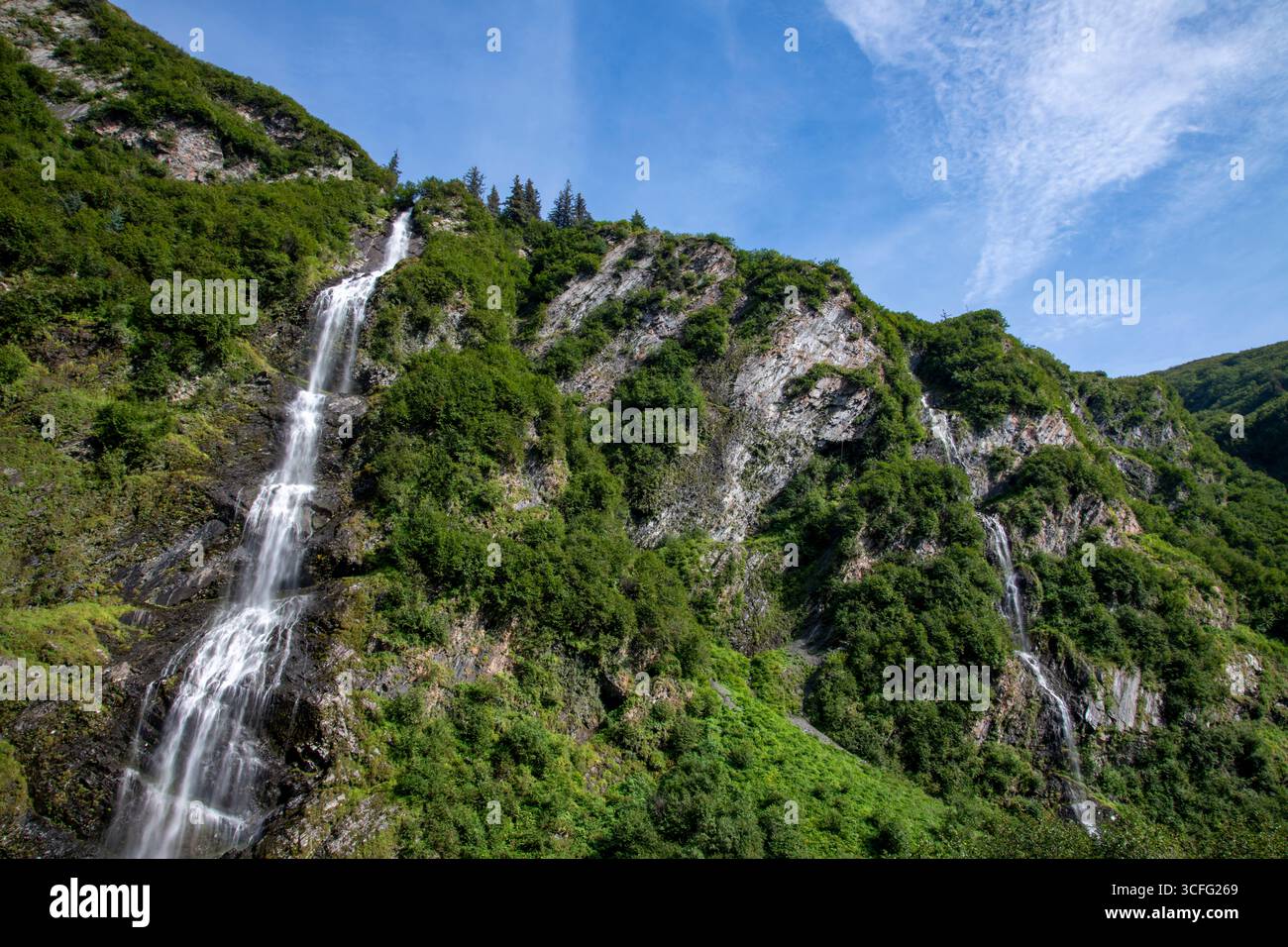 Valdez, Alaska. Bridal Veil Falls, con la sua doppia cascata. Situato nel Keystone Canyon lungo l'autostrada Richardson, si estende fino a Low Foto Stock