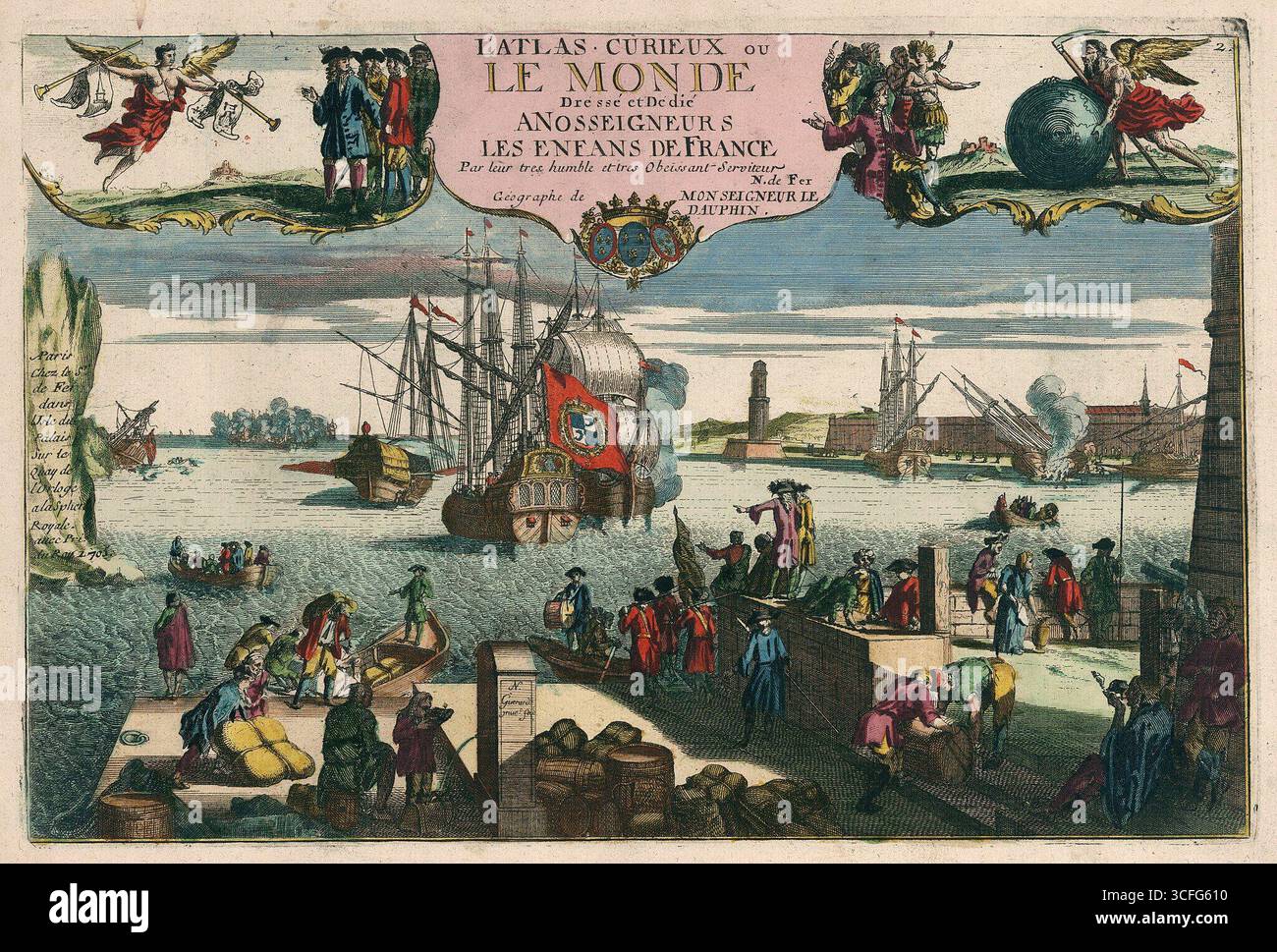 Illustrazione frontespizio de l'Atlas curieux ou le Monde réprésenté dans des cartes générales et particuliéres du ciel et de la terre di Nicolas de Fer, Parigi, 1705. L'incisione mostra un'intensa scena portuale con navi, mercanti e figure allegoriche, simboleggiando il commercio e l'esplorazione globale. (Il curioso Atlante o il mondo rappresentato in generale e mappe particolari del cielo e della Terra). Foto Stock