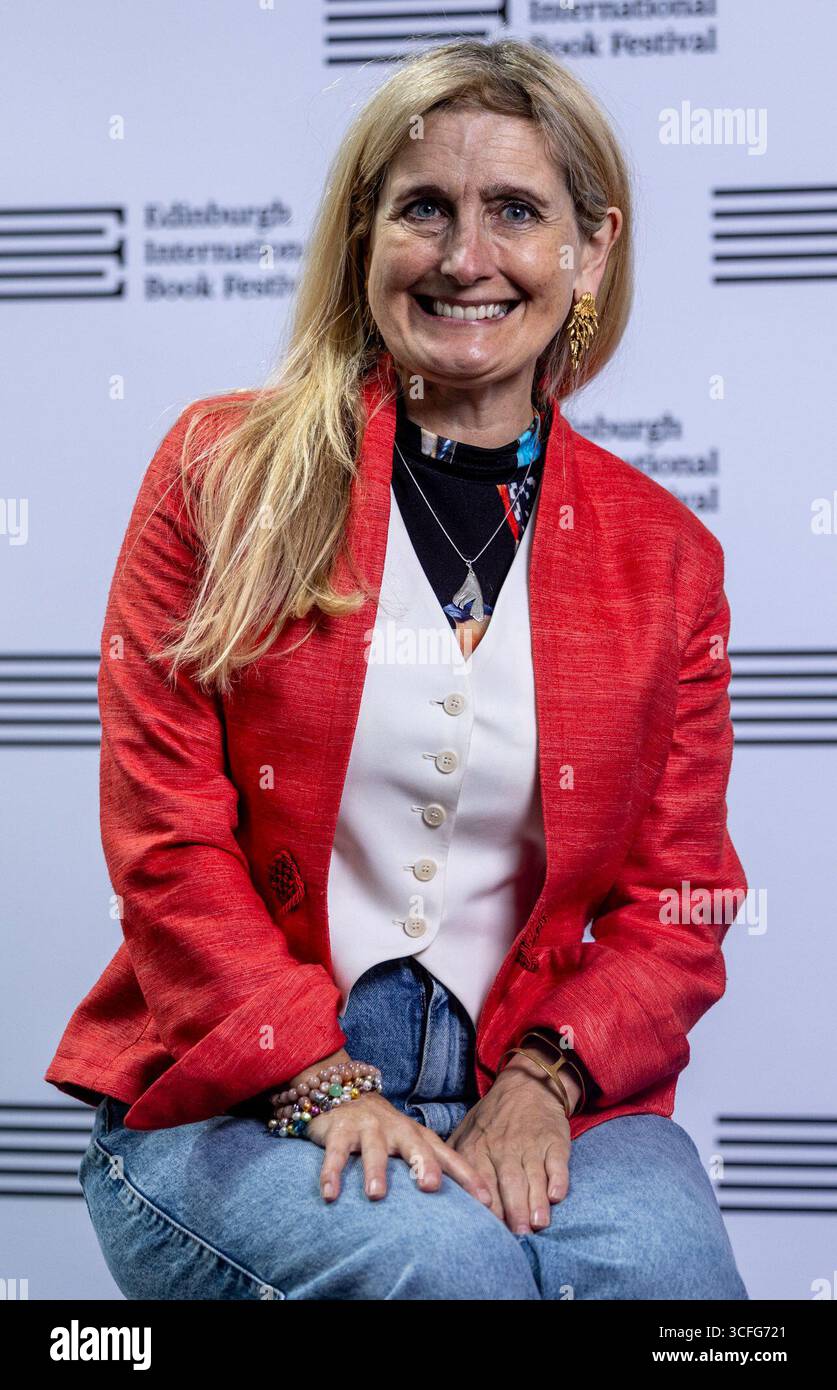 Edimburgo, Regno Unito. 22 agosto 2025 nella foto: Cressida Cowell. Cressida Cowell parla di ciò che la ispira e rivela alcune storie esclusive dietro le quinte del nuovo film live action basato sulla serie di libri Dragon World di successo. Crediti: Rich Dyson/Alamy Live News Foto Stock