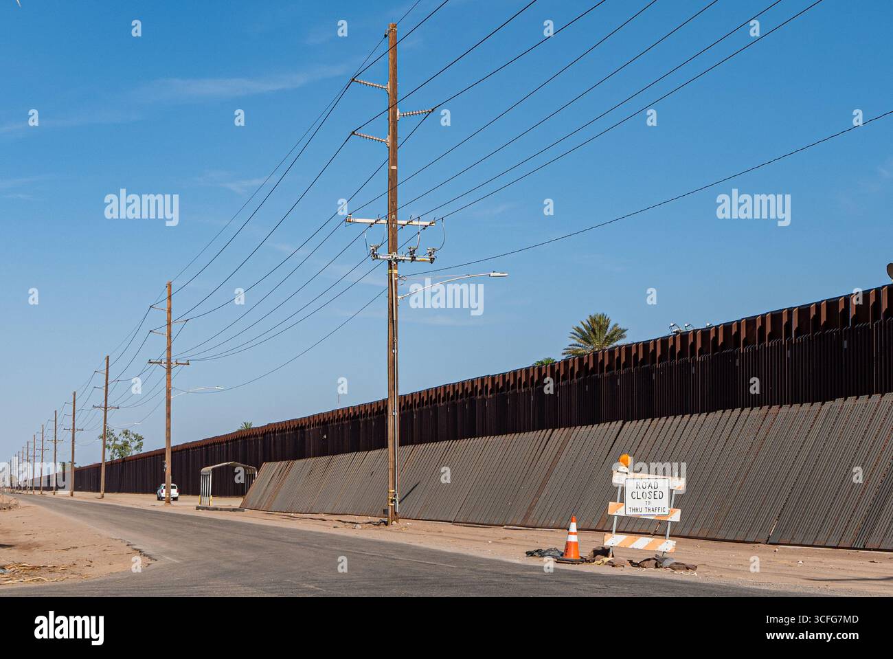 Ochopee, Stati Uniti. 21 agosto 2025. Si vede il muro di confine che separa Calexico, California, da Mexicali, Messico. Il 21 agosto 2008, un giudice federale ha stabilito che nessun nuovo prigioniero poteva essere inviato al centro e gran parte della struttura avrebbe dovuto essere smantellata entro 60 giorni dalla scoperta che il governo non aveva condotto valutazioni ambientali prima della costruzione. Credito: SOPA Images Limited/Alamy Live News Foto Stock