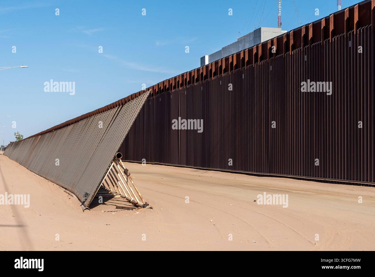 Ochopee, Stati Uniti. 21 agosto 2025. Si vede il muro di confine che separa Calexico, California, da Mexicali, Messico. Il 21 agosto 2008, un giudice federale ha stabilito che nessun nuovo prigioniero poteva essere inviato al centro e gran parte della struttura avrebbe dovuto essere smantellata entro 60 giorni dalla scoperta che il governo non aveva condotto valutazioni ambientali prima della costruzione. Credito: SOPA Images Limited/Alamy Live News Foto Stock