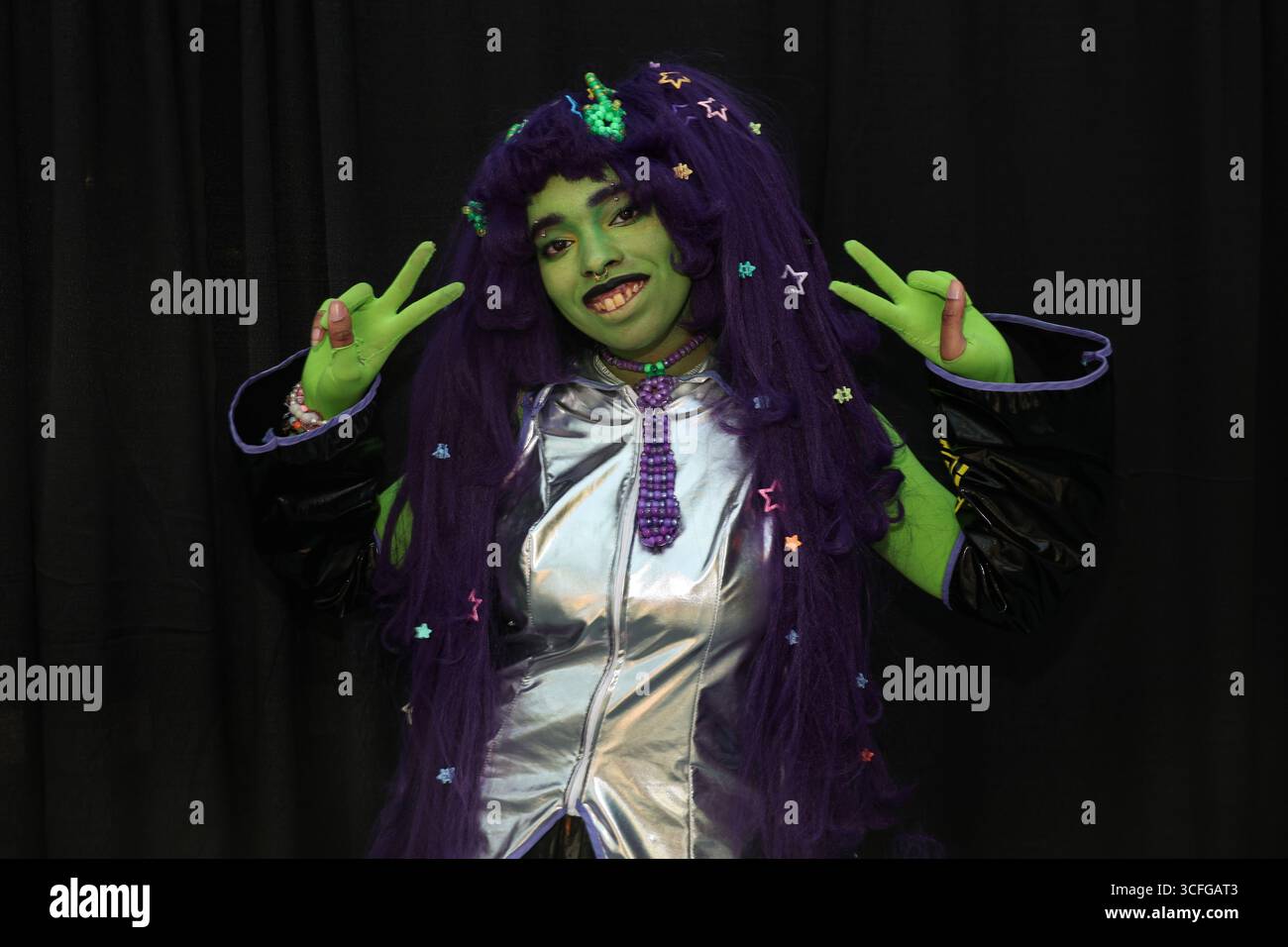 Cosplayer Sherelle di New York si veste come Alien Miku per l'Anime NYC del 2025 al Jacob Javits Center di New York City, Stati Uniti, il 22 agosto 2025. (Foto di Gordon Donovan/NurPhoto) credito: NurPhoto SRL/Alamy Live News Foto Stock