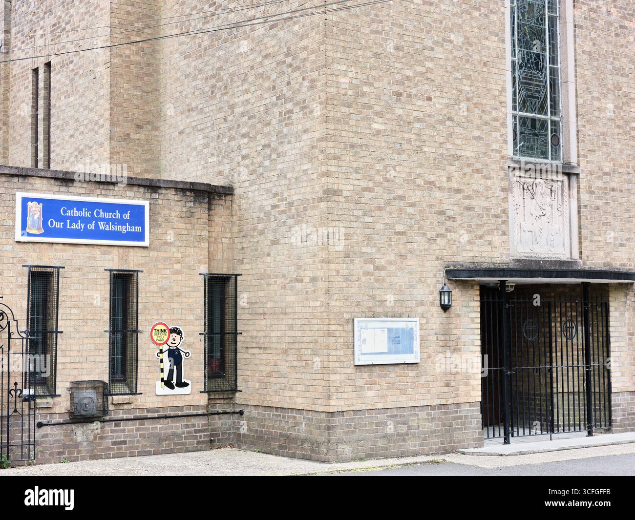 Chiesa cattolica cristiana di nostra Signora di Walsingham, Corby, Inghilterra. Foto Stock