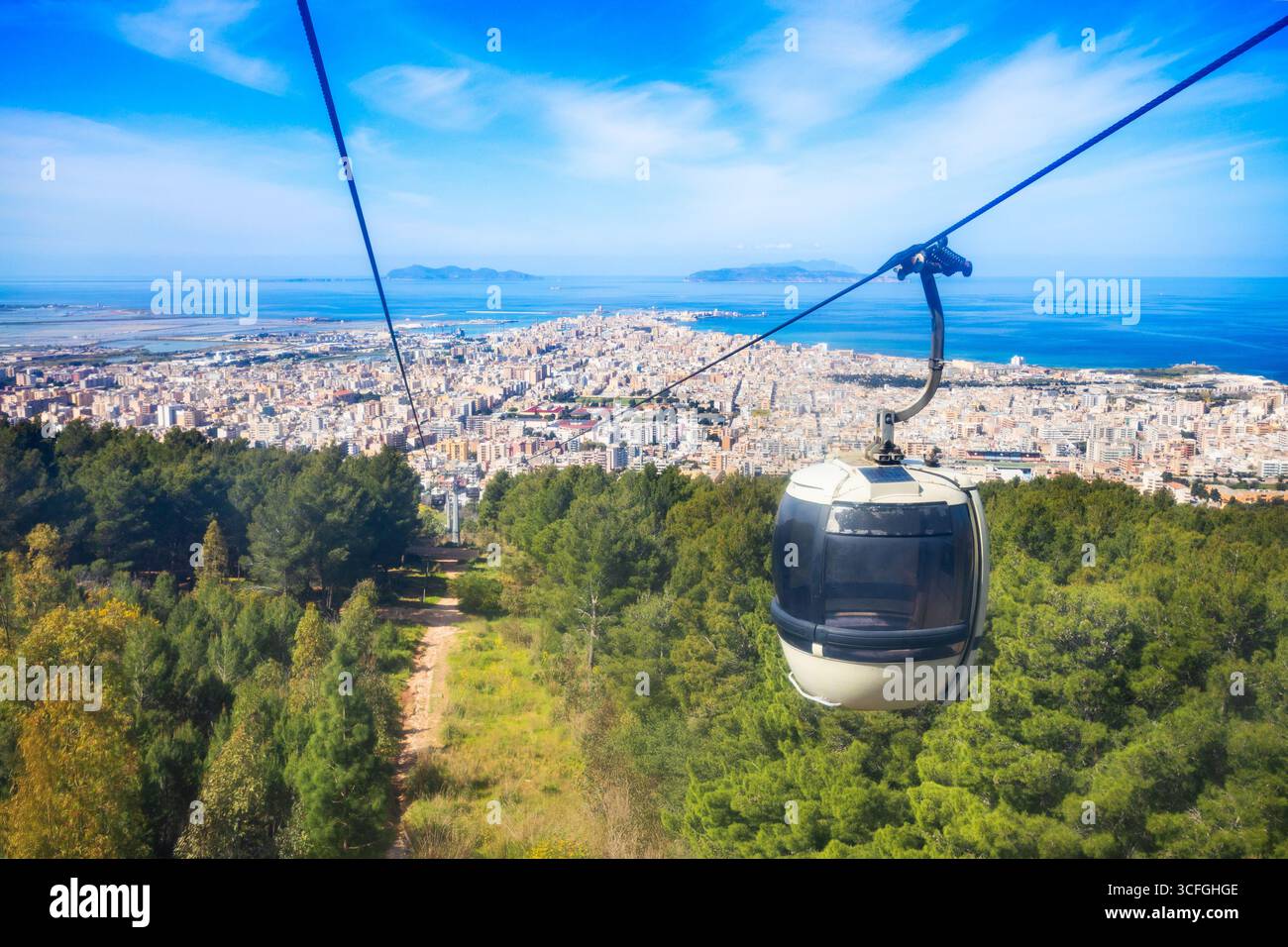 Funivia Trapani Erice. Erice è una pittoresca cittadina medievale situata vicino alla città di Trapani in Sicilia, Italia. Foto Stock