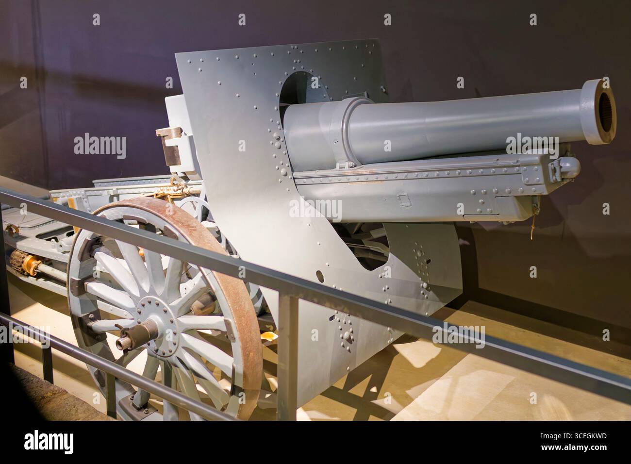 Museo interno della mostra di cannoni da campo della prima Guerra Mondiale al Museo Memoriale di Verdun, Mosa, Francia Foto Stock