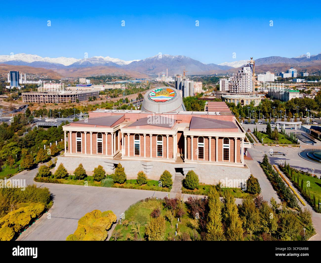 Dushanbe, Tagikistan - 20 ottobre 2022: Vista panoramica aerea del Museo Nazionale del Tagikistan. È un museo a Dushanbe, la capitale di Taji Foto Stock