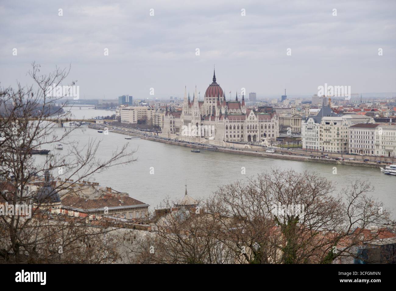 Budapest, Ungheria, 3 marzo 2019: Palazzo del Parlamento ungherese visto dal Castello di Buda Foto Stock